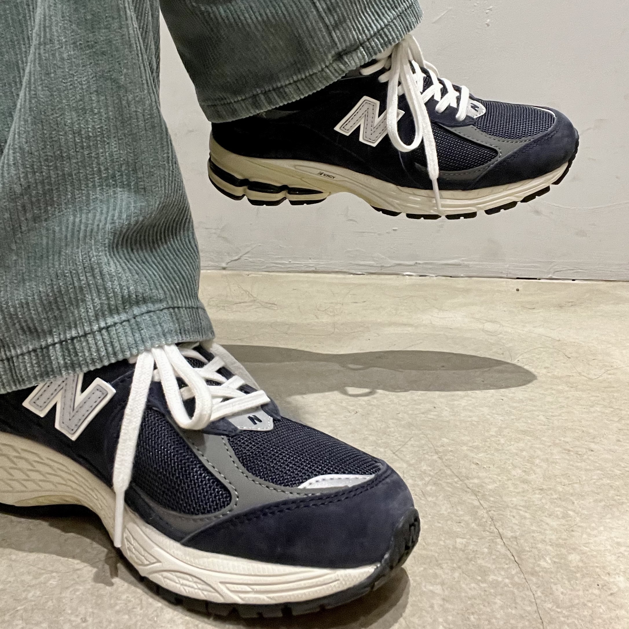 New Balance 2002R Eclipse Castlerock 착용 스타일 - 1