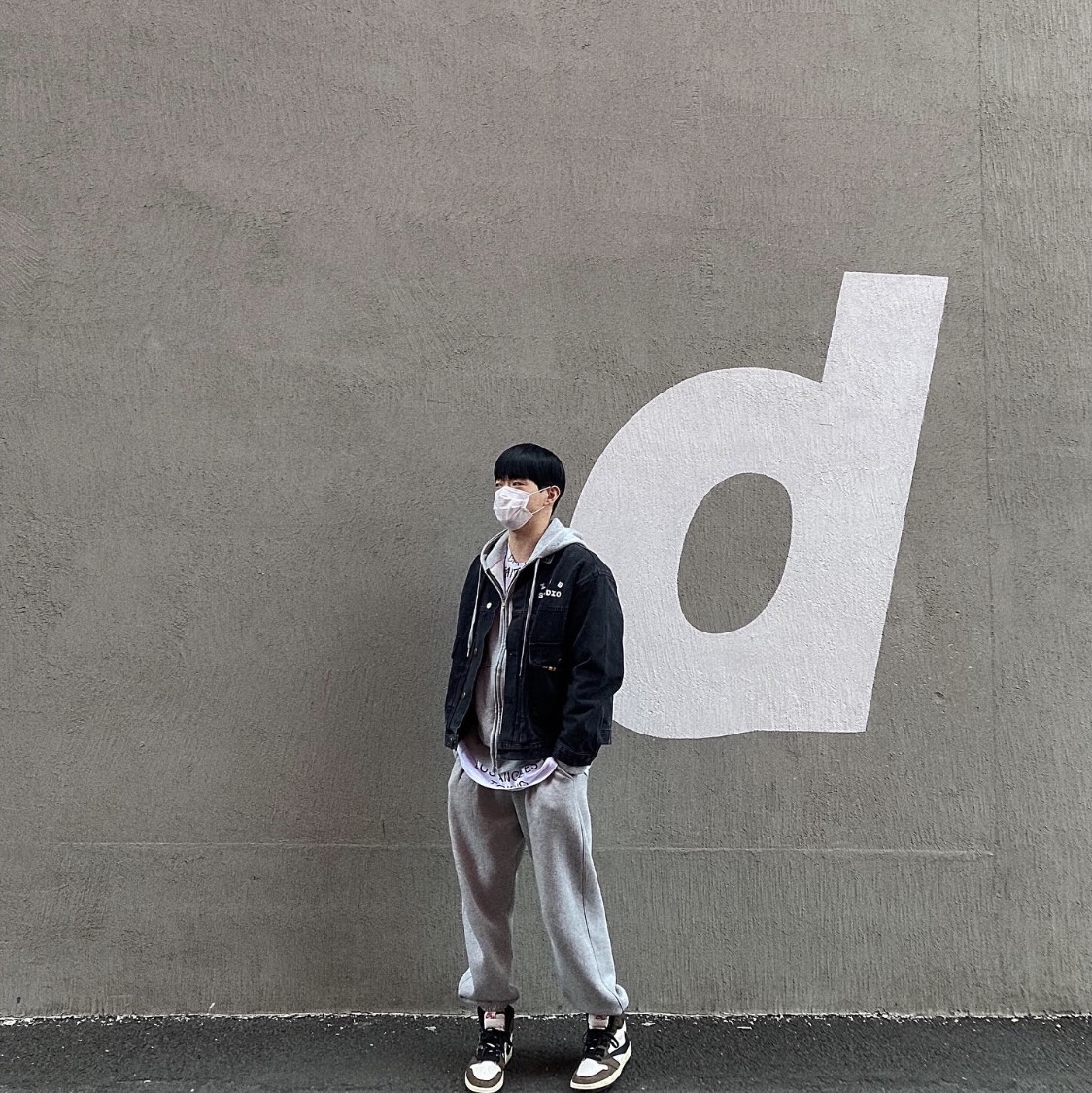 IAB Studio x Lee Denim Jacket Black, Jordan 1 x Travis Scott Retro High OG SP Mocha 착용 스타일