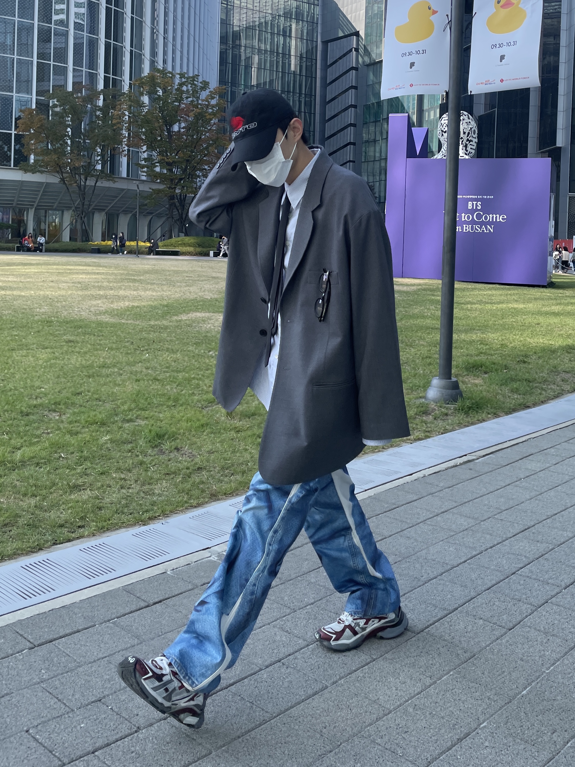Balenciaga Runner Sneakers Grey Burgundy 착용 스타일 - 2