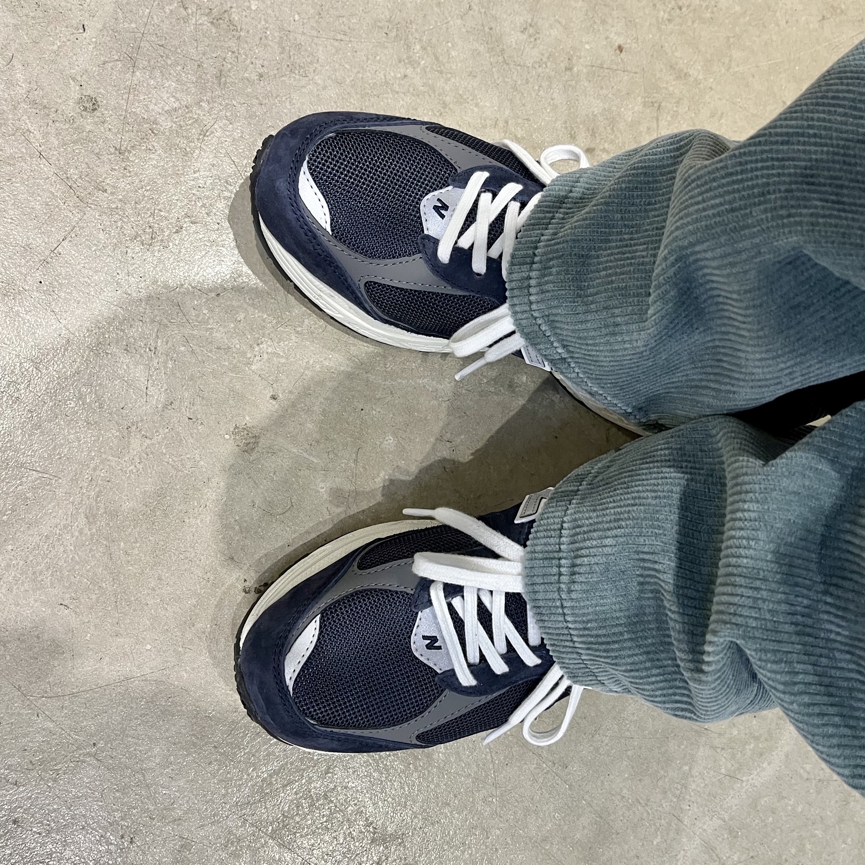 New Balance 2002R Eclipse Castlerock 착용 스타일 - 3