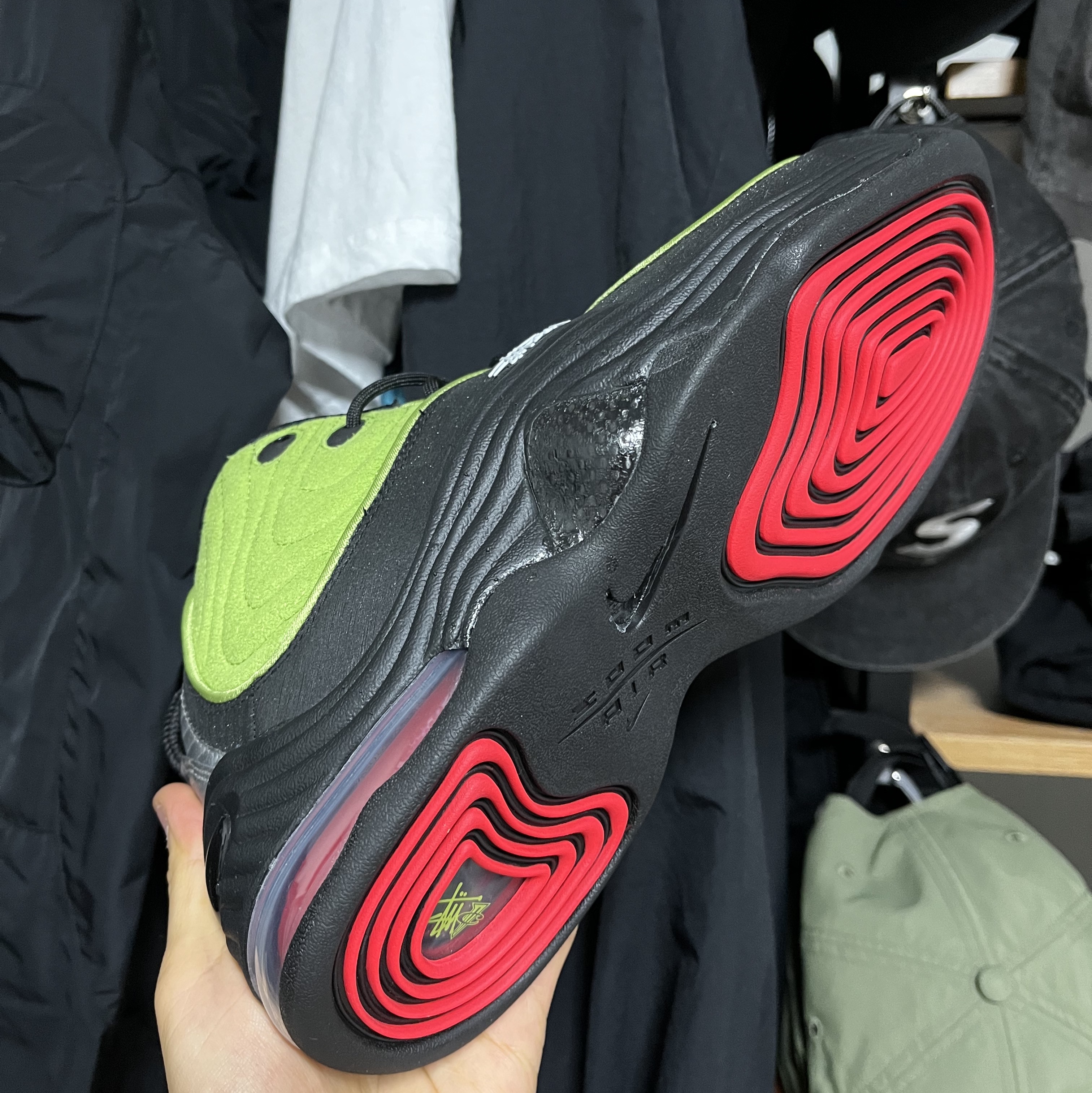 Nike x Stussy Air Penny II Vivid Green and Black 착용 스타일 - 2