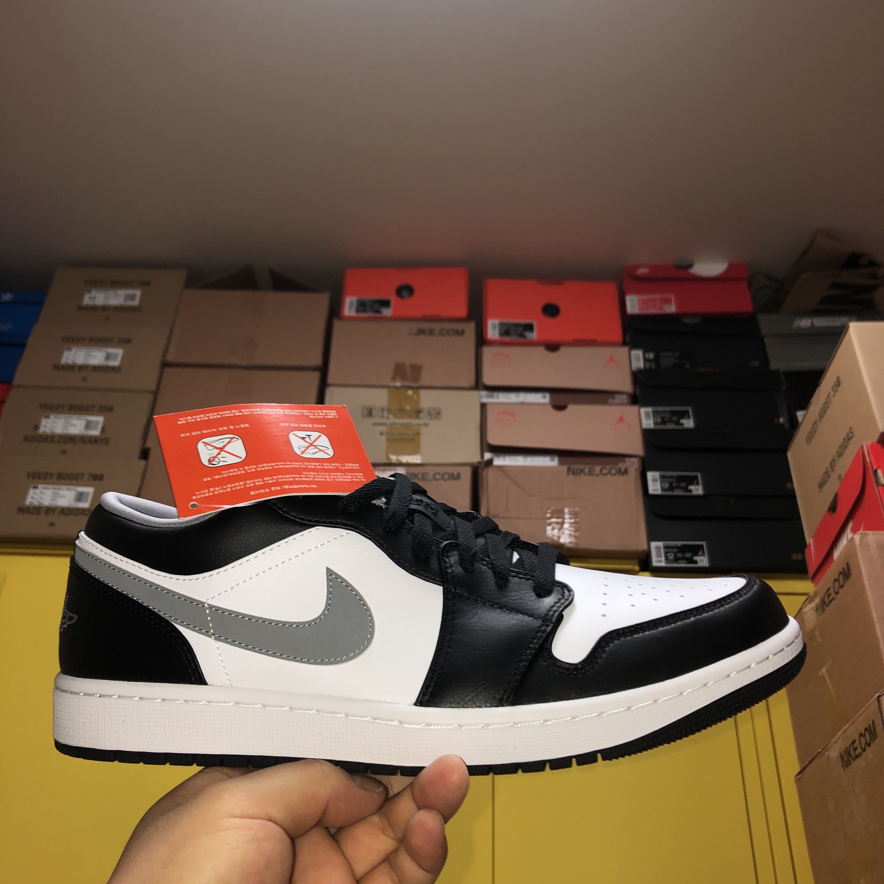 Jordan 1 Low Black Particle Grey 착용 스타일 - 1