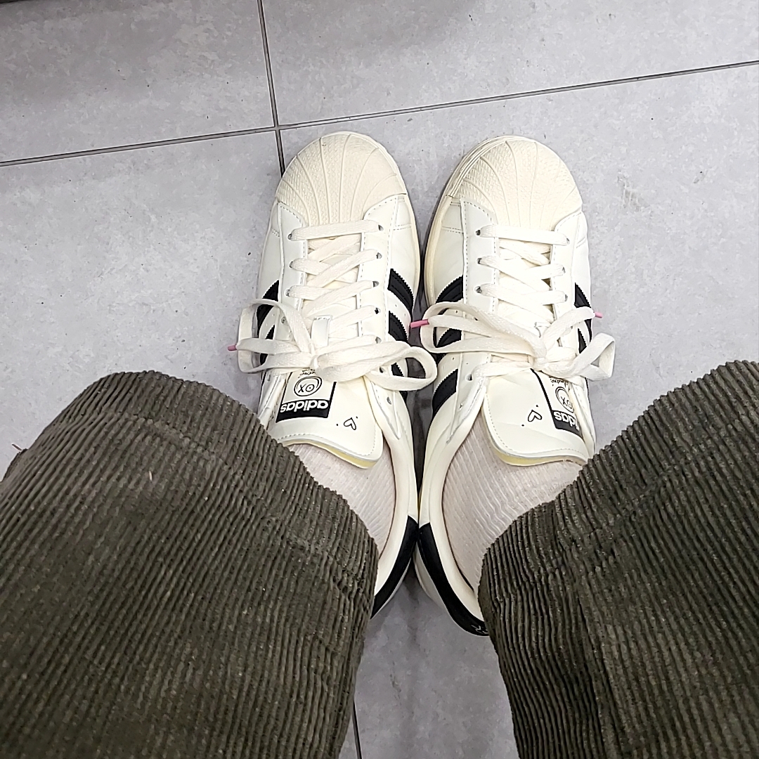Adidas x Andre Saraiva Superstar Cream White Core Black 착용 스타일 - 3