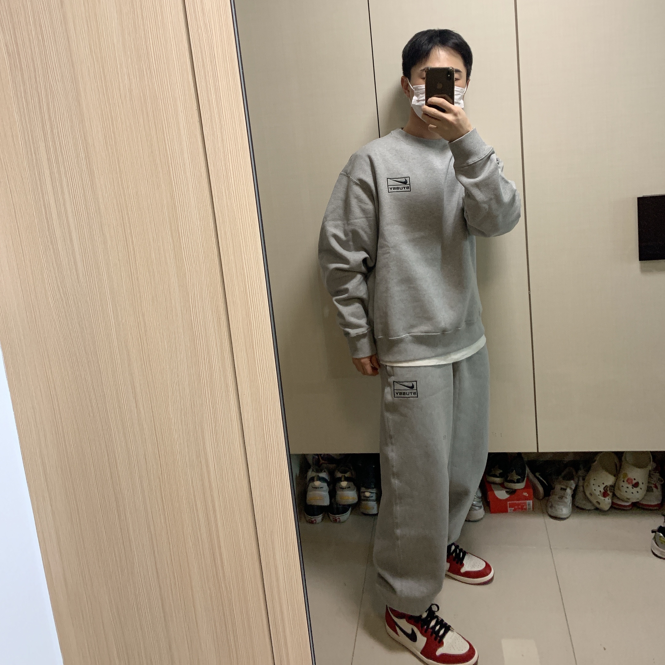Jordan 1 Retro High OG Chicago 2022, Nike x Stussy NRG Fleece Crewneck Dark Grey Heather (DO9337-063) 착용 스타일