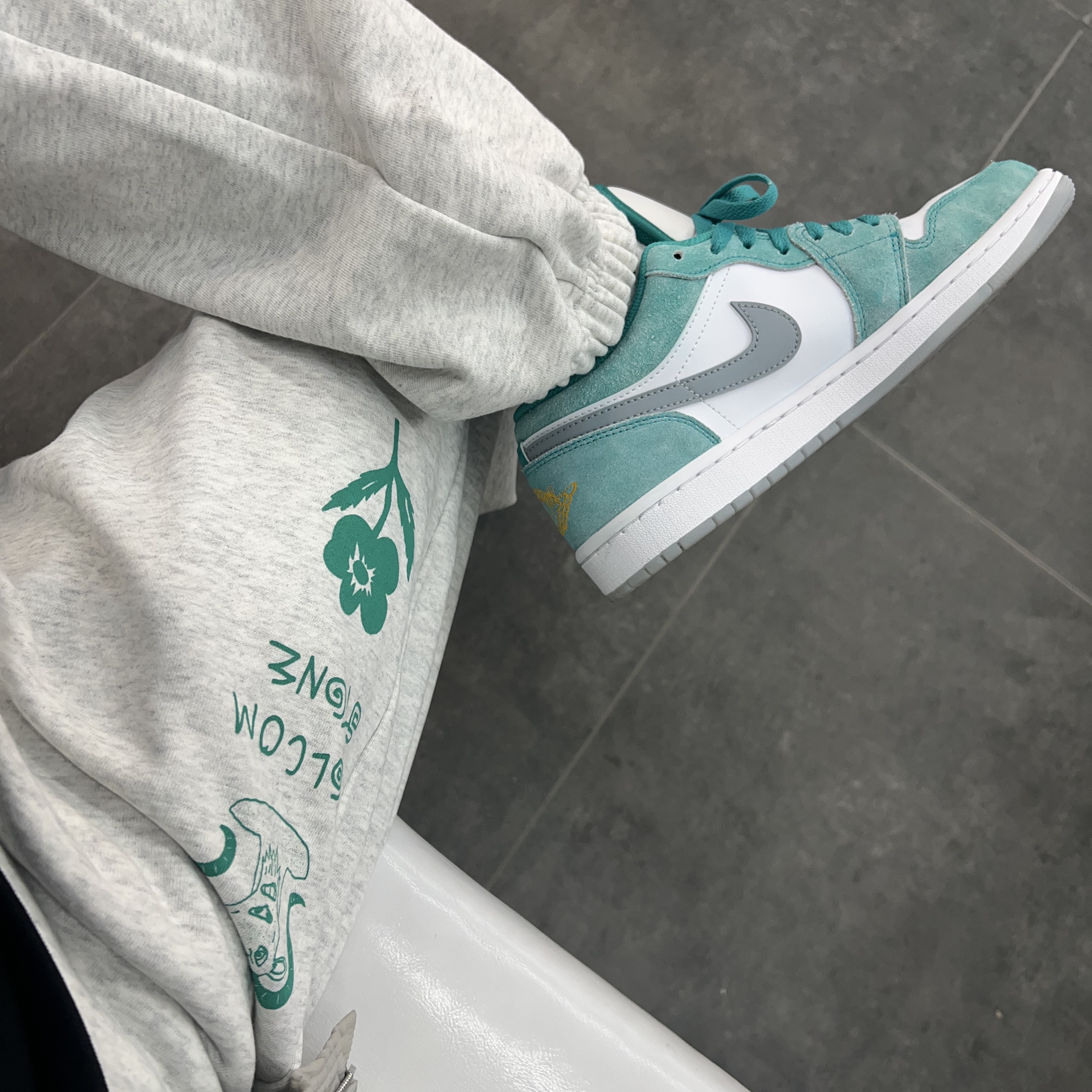 Jordan 1 Low SE New Emerald 착용 스타일 - 1