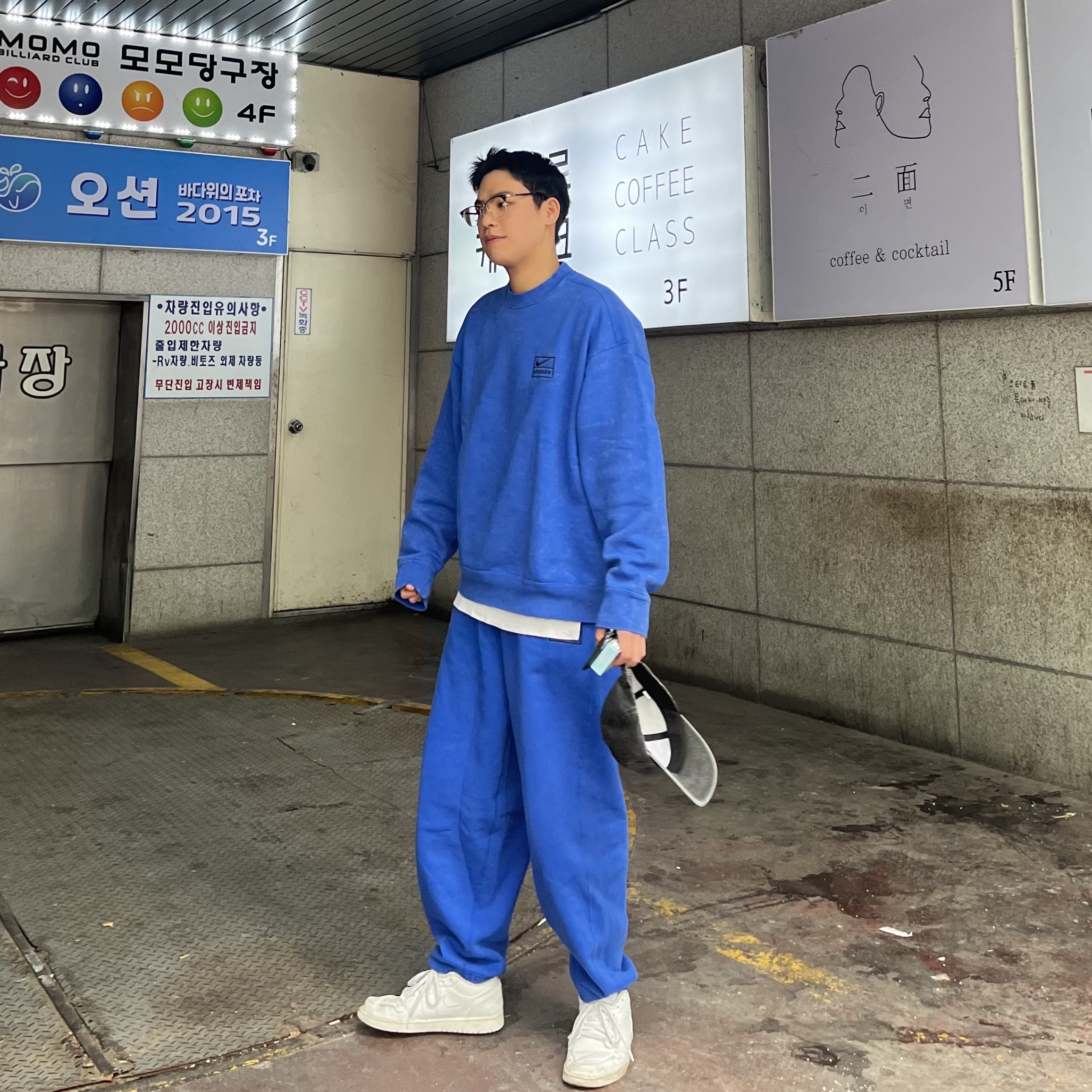 Nike x Stussy NRG Acid Washed Crewneck Game Royal (DR4024-480), Nike x Stussy NRG Acid Washed Fleece Pants Game Royal (DR4025-480) 착용 스타일 - 1