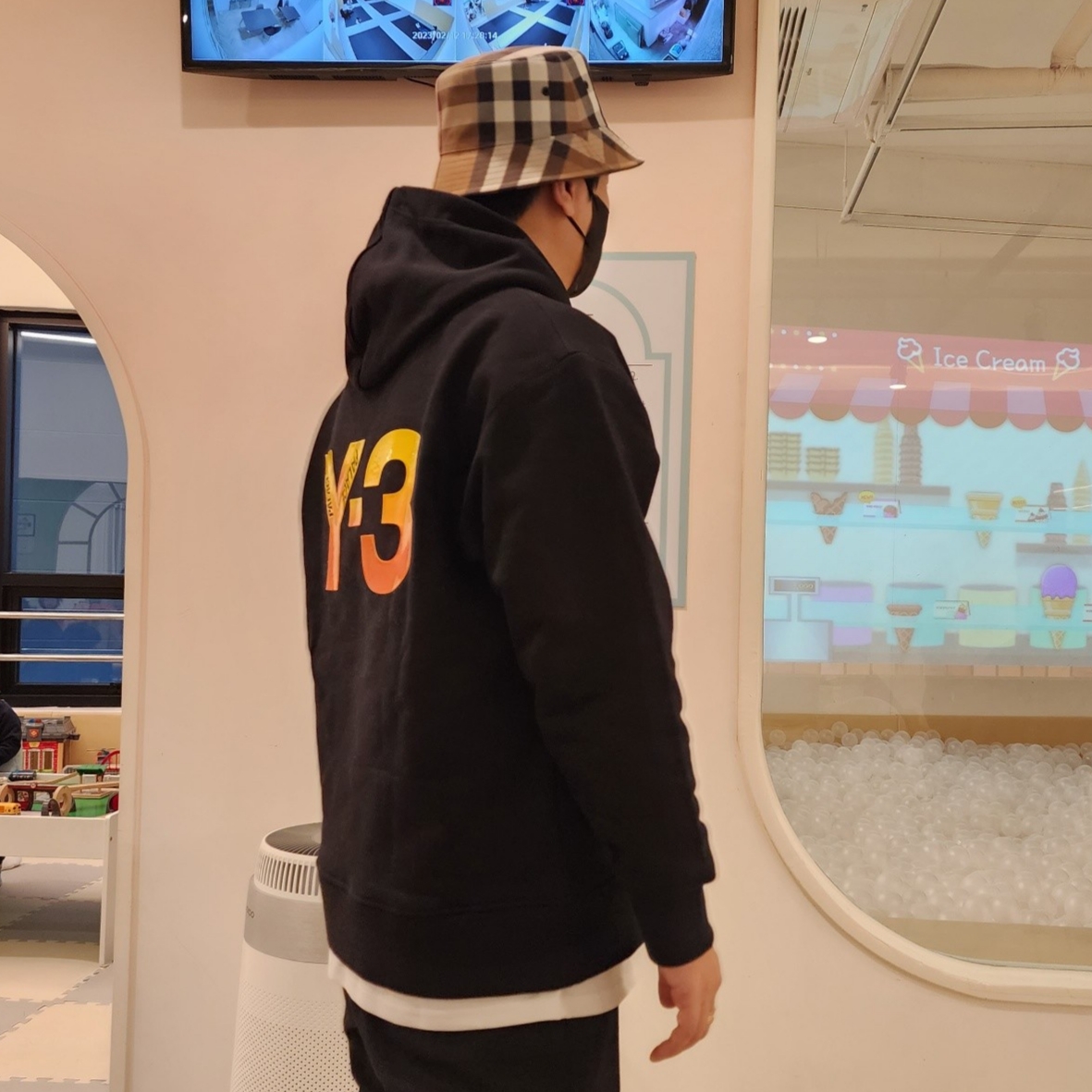 Palace x Y-3 Logo Hoodie Black - 22FW, Burberry Check Cotton Canvas Bucket Hat Birch Brown 착용 스타일 - 2