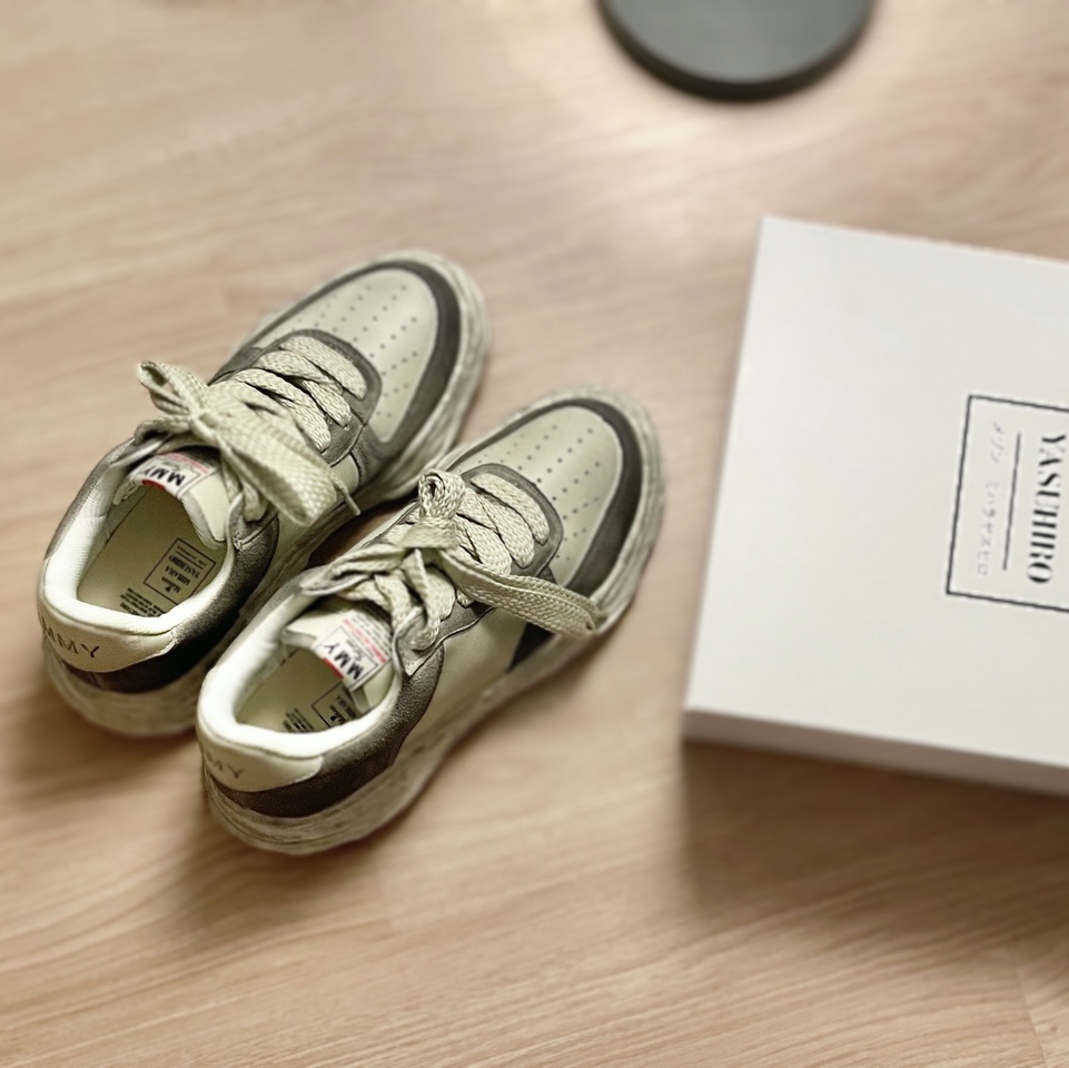 Maison Mihara Yasuhiro Wayne OG Sole Distressed Leather Low-top Sneaker White 착용 스타일 - 2