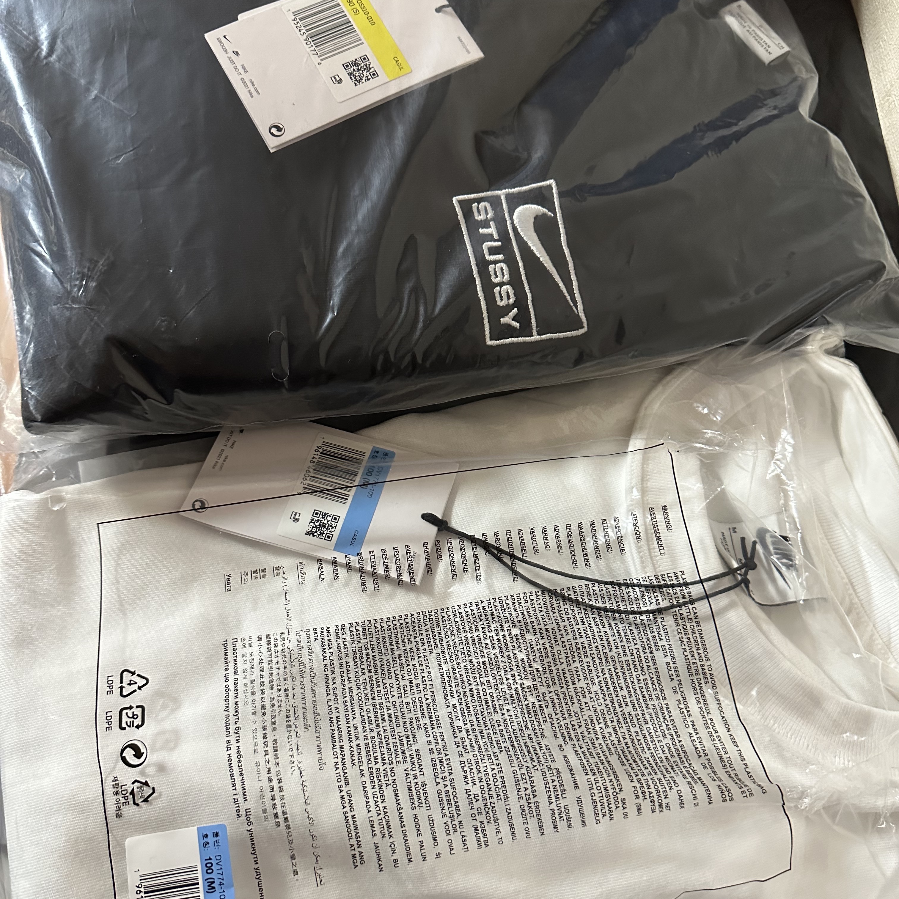 Nike x Stussy NRG Washed Fleece Crewneck Black (DO5310-010), Nike x Stussy T-Shirt White (DV1774-100) 착용 스타일