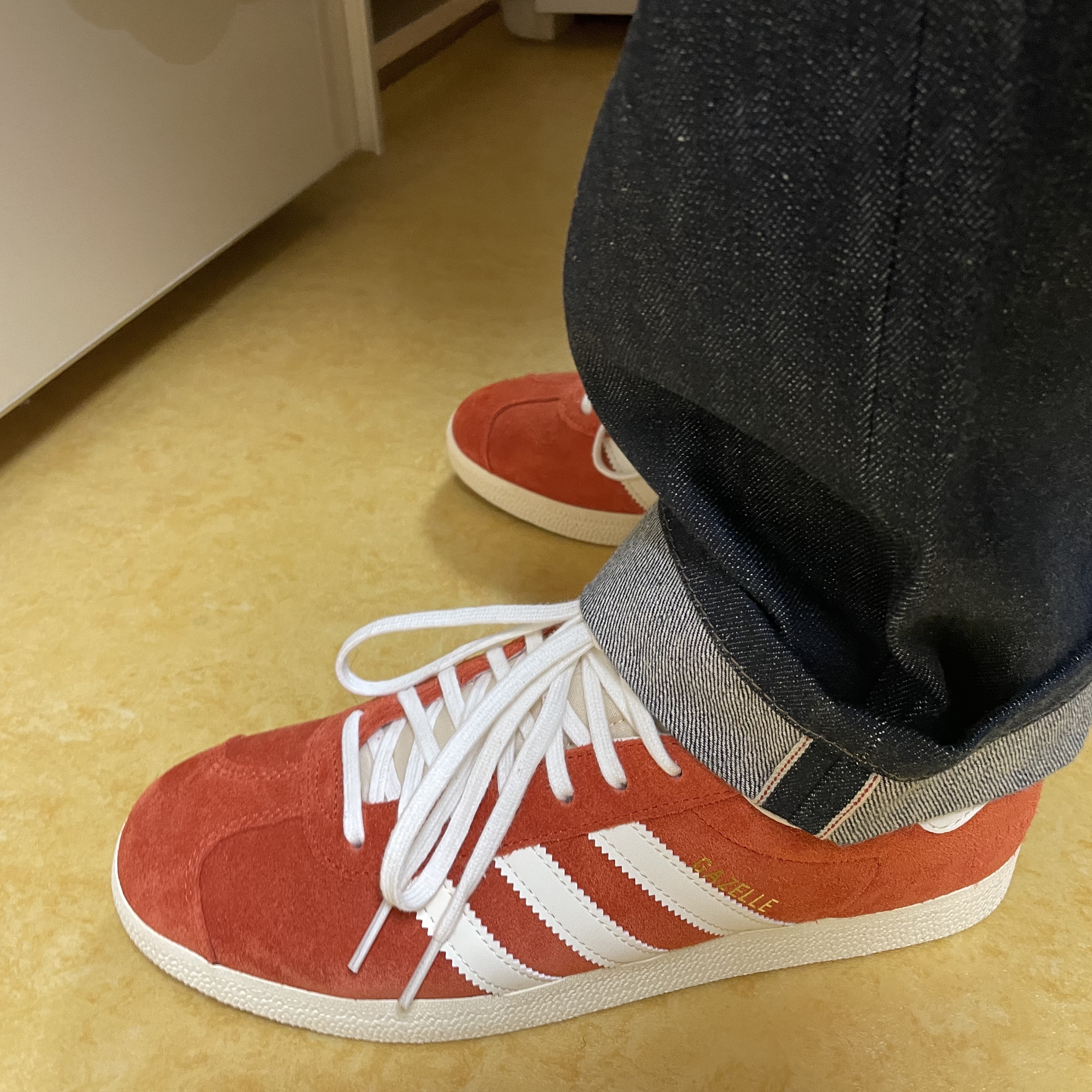 Adidas Gazelle Preloved Red Off White 착용 스타일 - 1