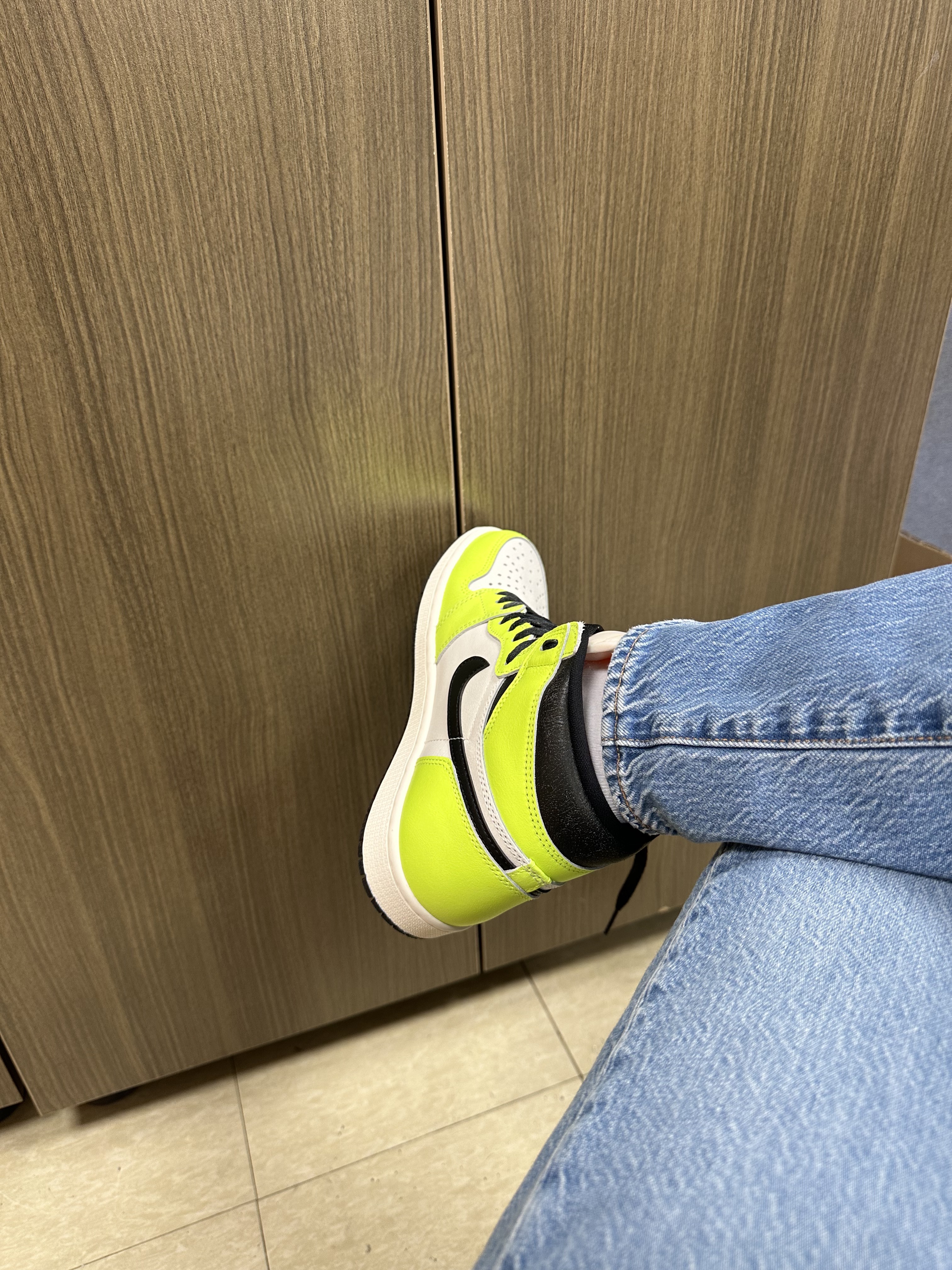 Jordan 1 Retro High OG Volt 착용 스타일 - 1