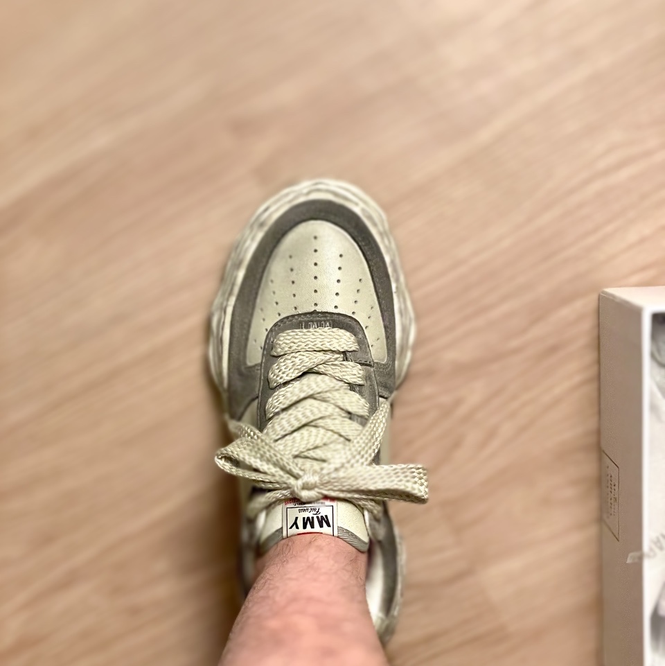 Maison Mihara Yasuhiro Wayne OG Sole Distressed Leather Low-top Sneaker White 착용 스타일 - 1