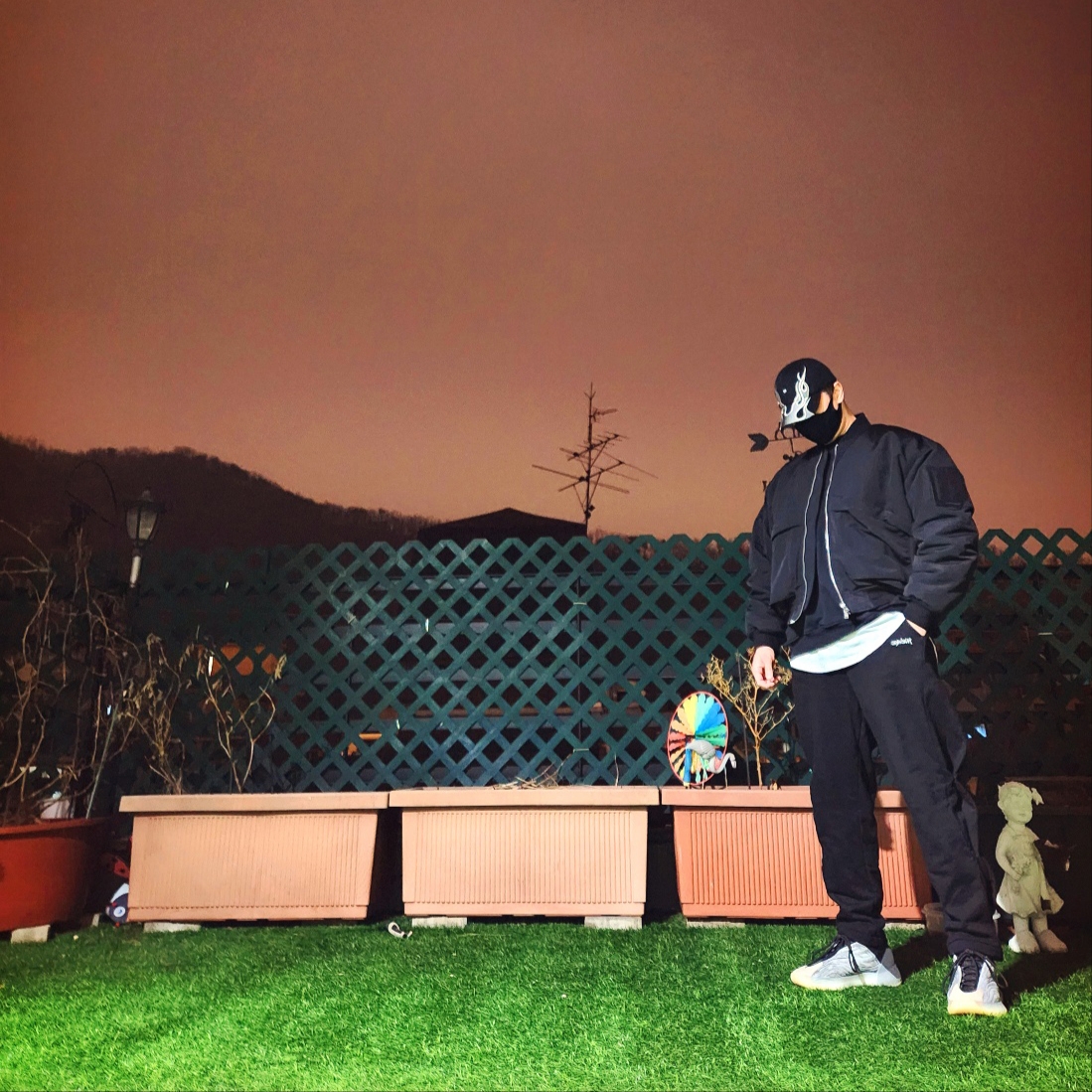 Adidas Yeezy QNTM Lifestyle, Yeezy Gap Engineered By Balenciaga Flame Cap Black 착용 스타일 - 1