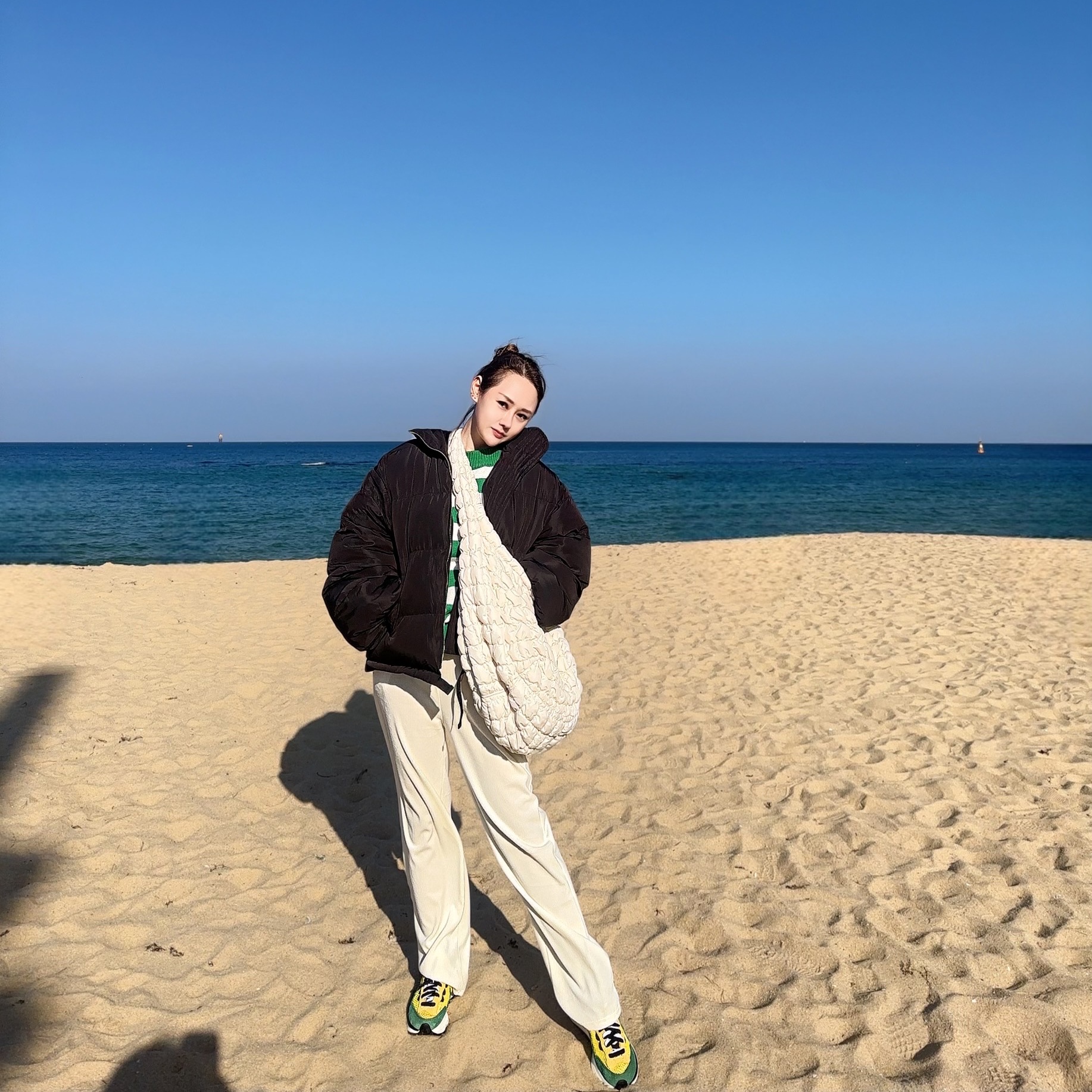 COS Quilted Oversized Shoulder Bag Off White Light Beige, Nike x Sacai VaporWaffle Tour Yellow & Gorge Green Sail 착용 스타일 - 2