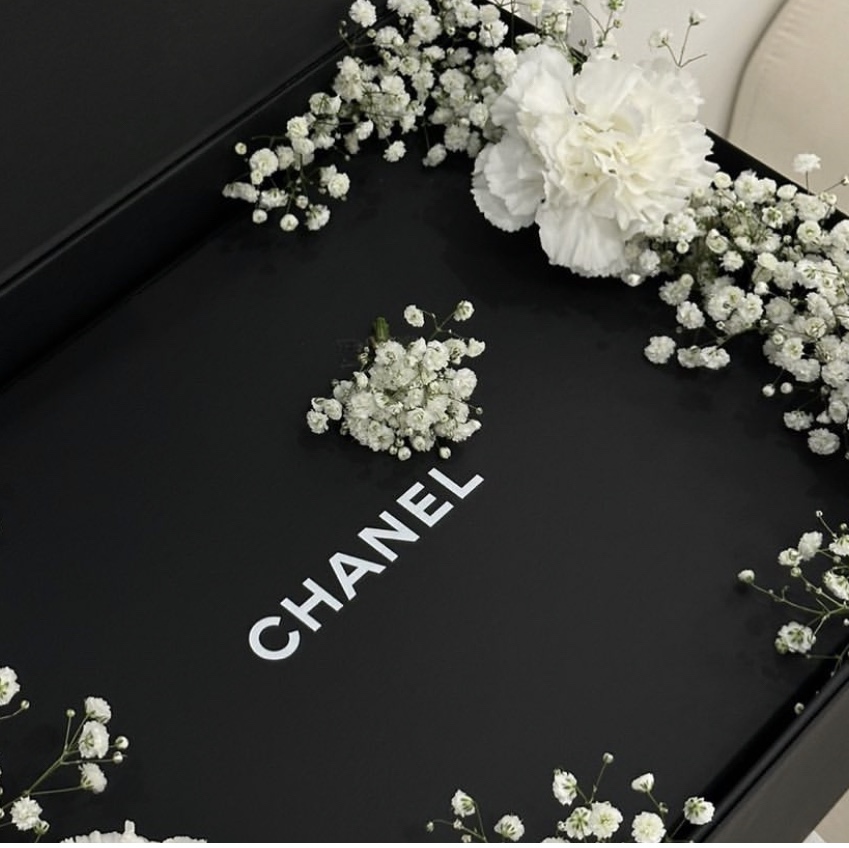 Chanel Flap Bag with Top Handle Grained Calfskin & Gold Black 착용 스타일 - 3
