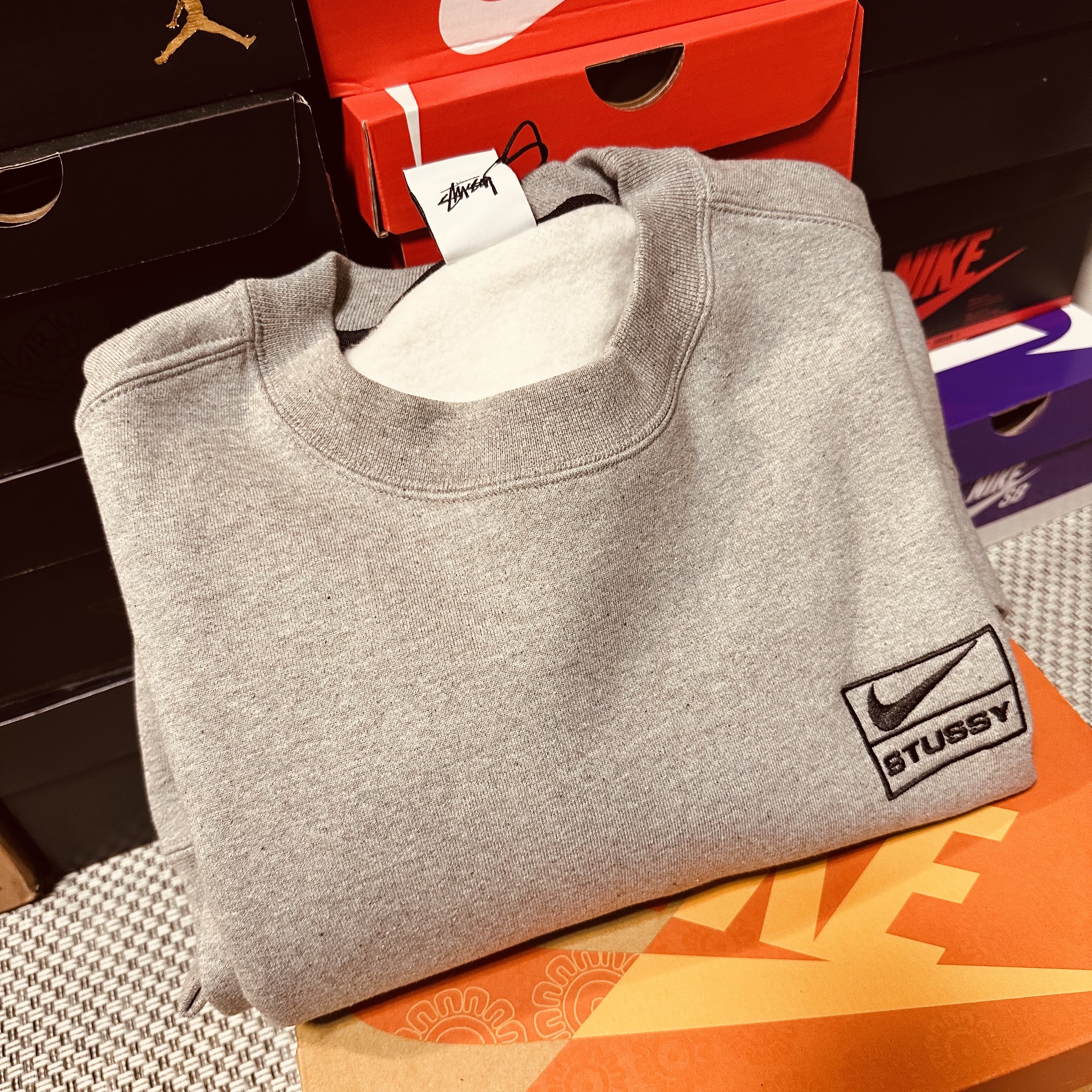 Nike x Stussy NRG Fleece Crewneck Dark Grey Heather (DO9337-063) 착용 스타일 - 1