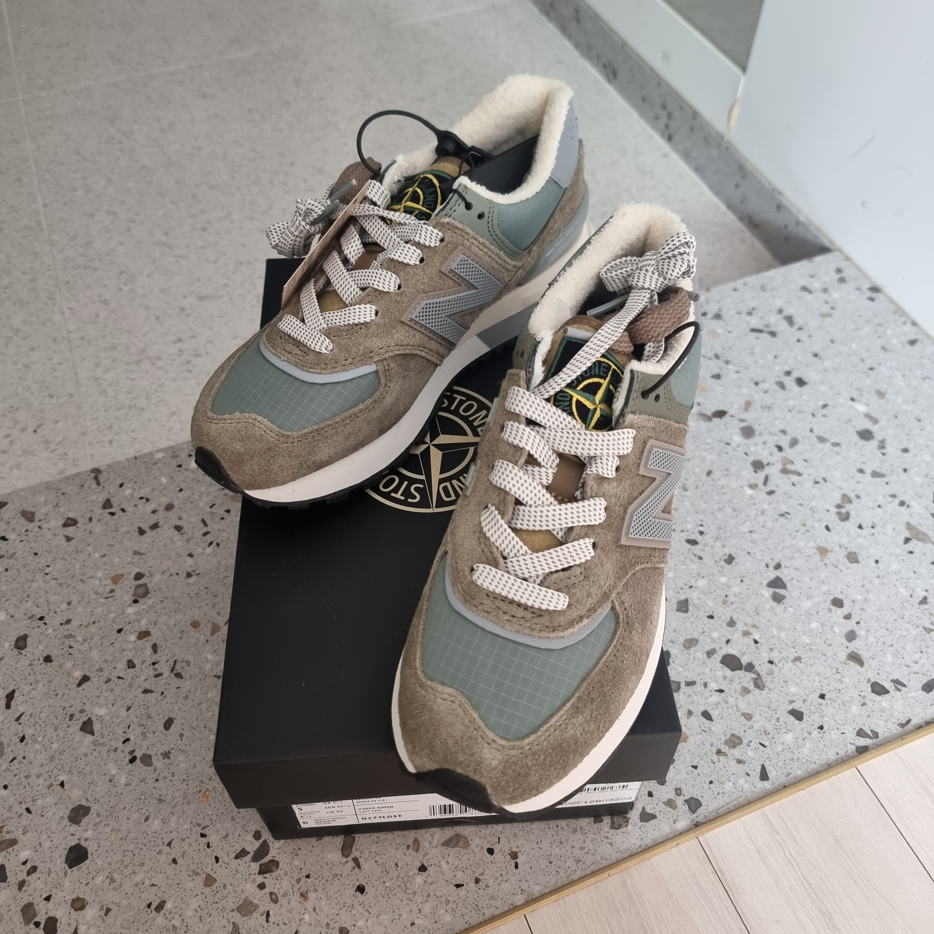 New Balance x Stone Island 574 Legacy Green 착용 스타일 - 2