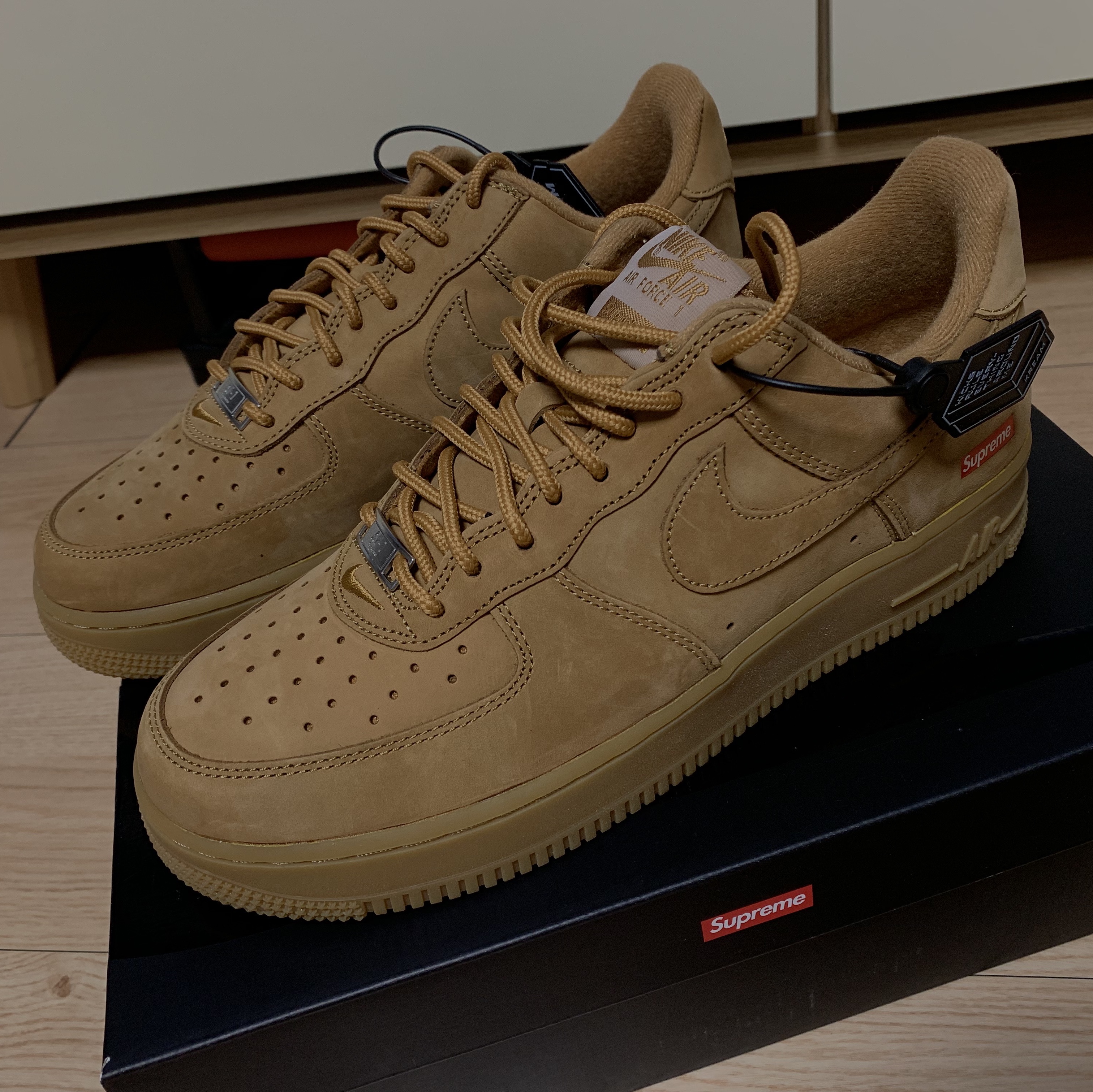 Nike x Supreme Air Force 1 Low Flax 착용 스타일