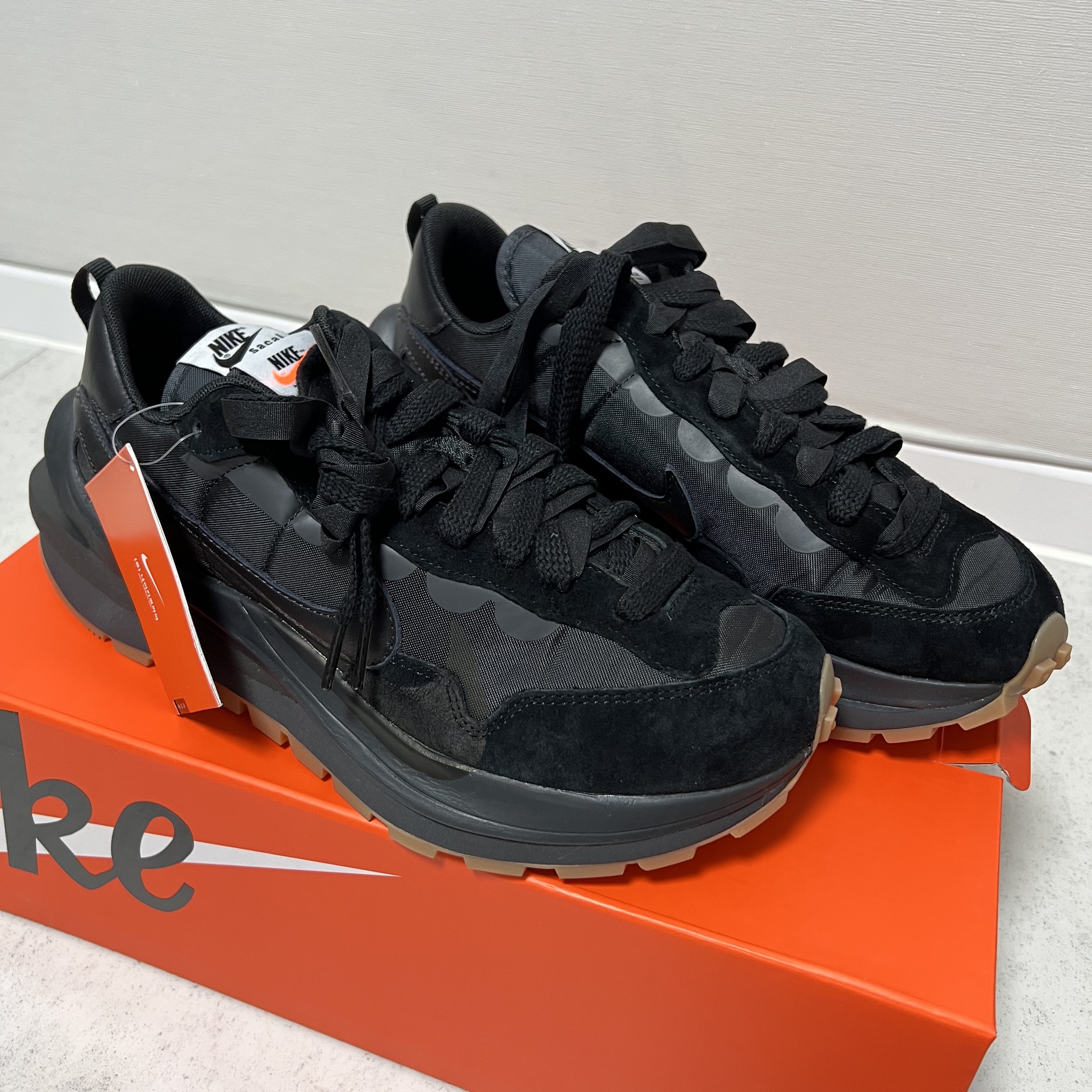 Nike x Sacai VaporWaffle Black and Gum 착용 스타일 - 2