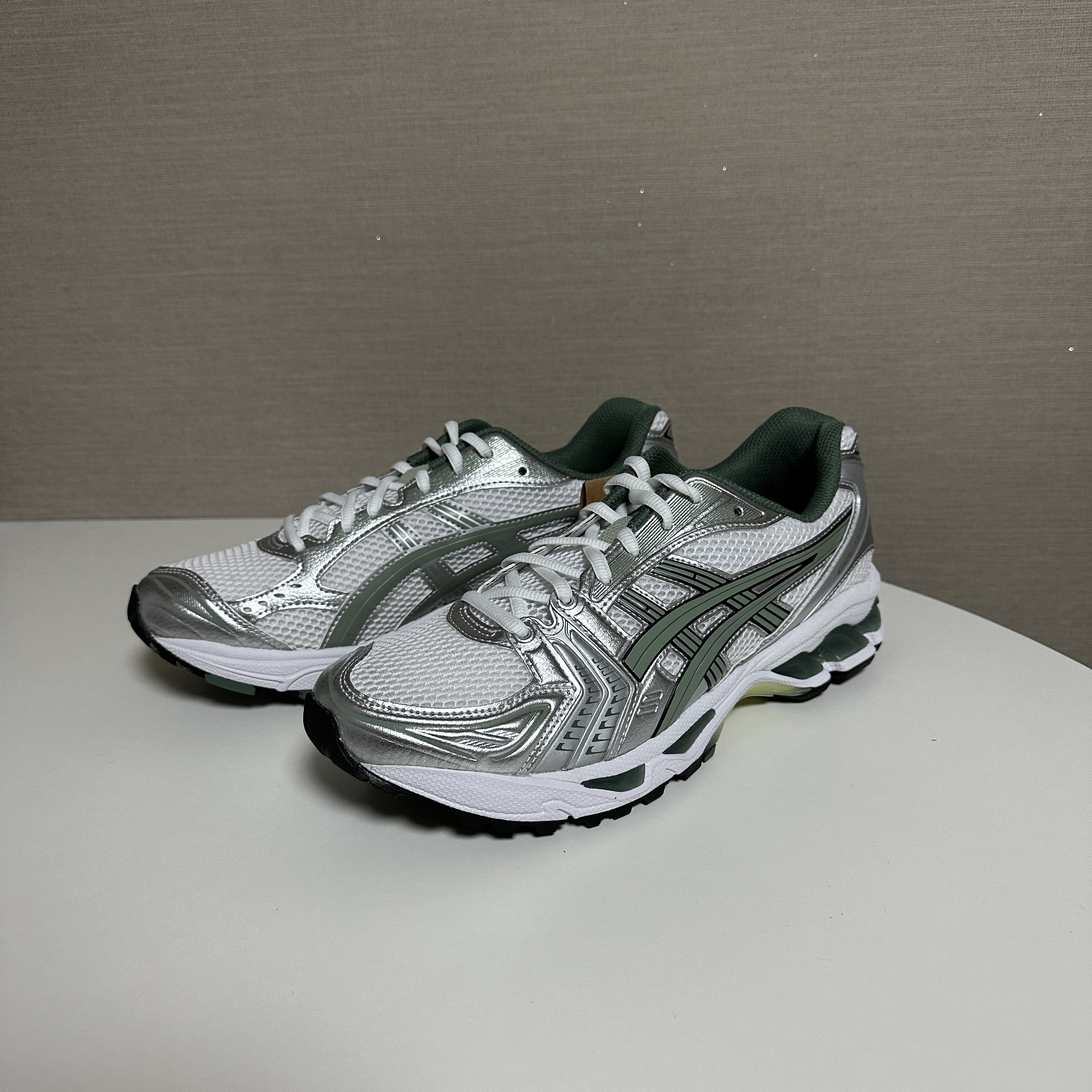 Asics Gel-Kayano 14 White Slate Grey 착용 스타일 - 2
