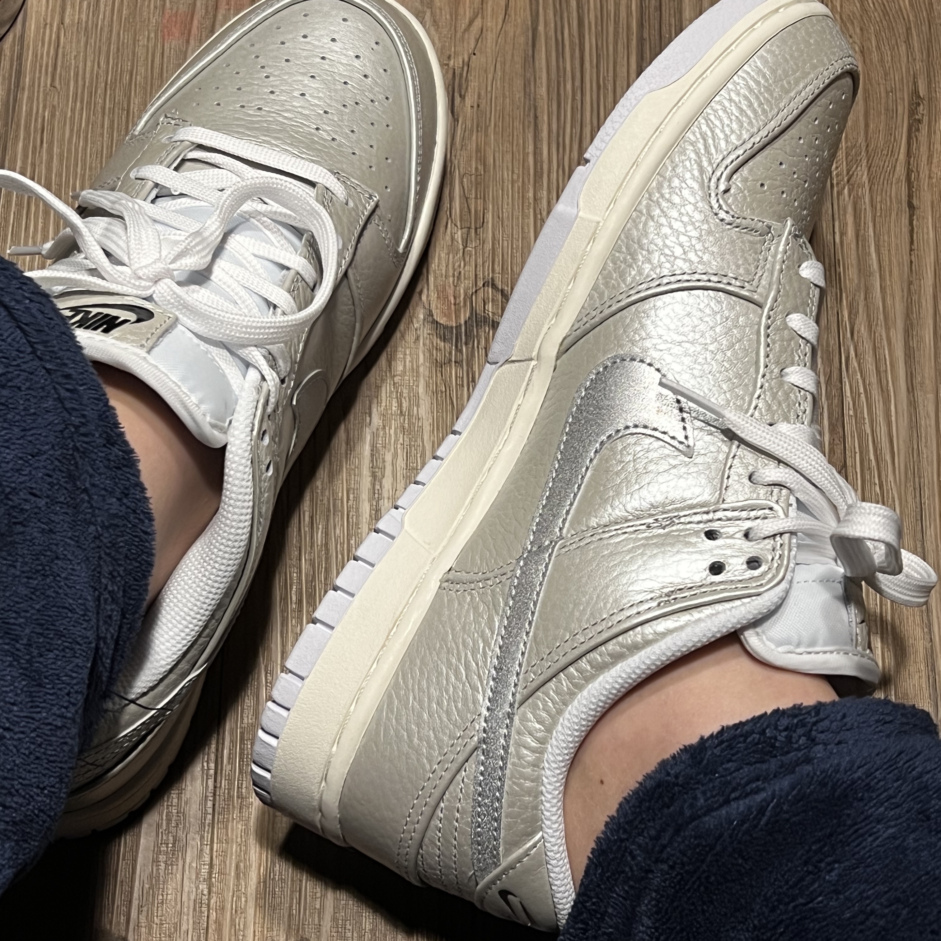 Nike Dunk Low SE Metallic Silver 착용 스타일