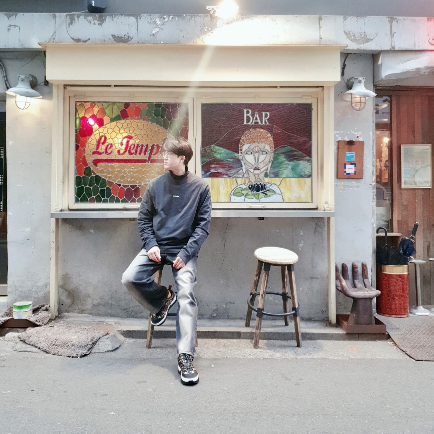 Acne Studios Logo Crewneck Sweater Black, Burberry Leopard Print Union Sneakers Archive Beige 착용 스타일