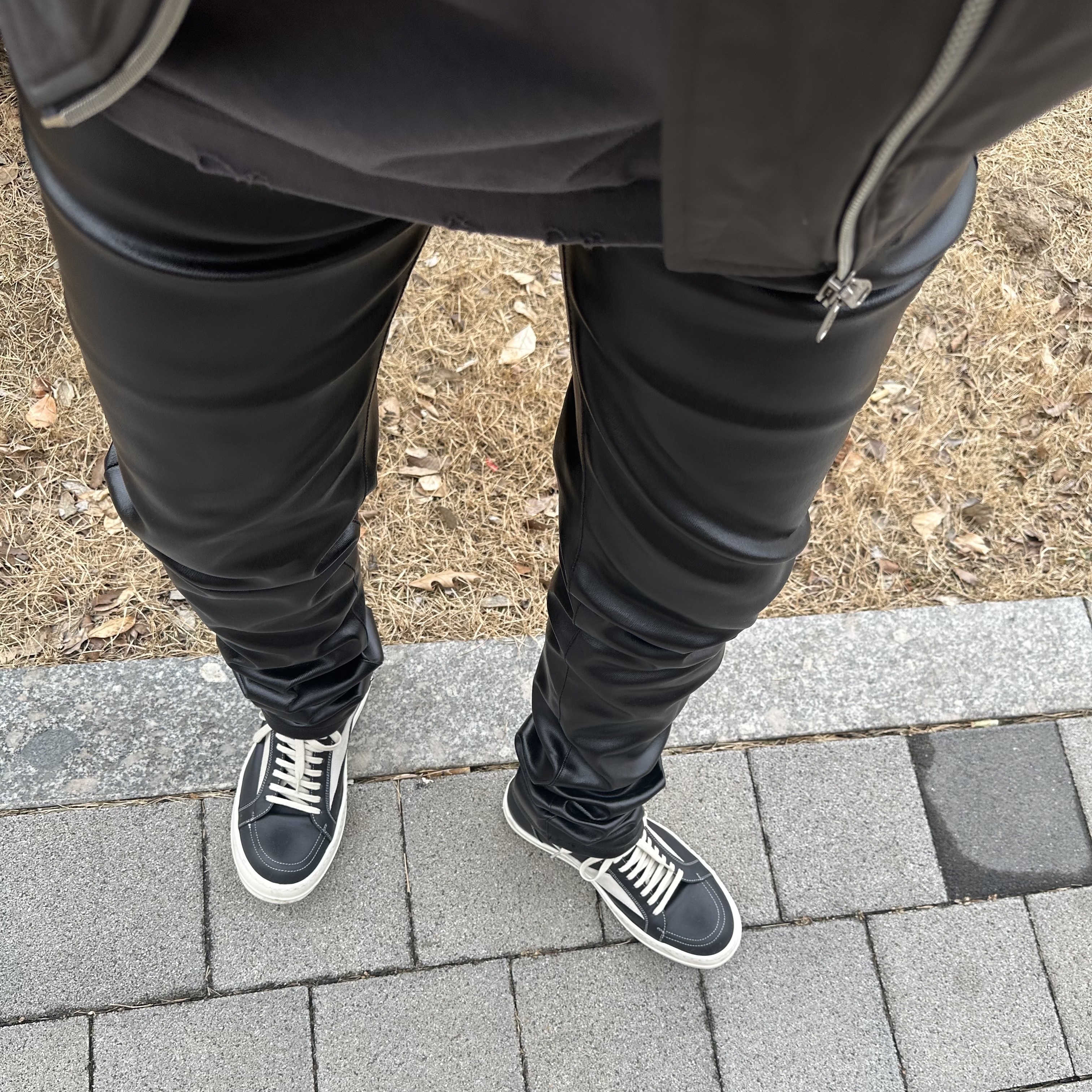 Undermycar Etle Slim Fit Glossy Film Coated Jeans Black Ink - 22FW 착용 스타일