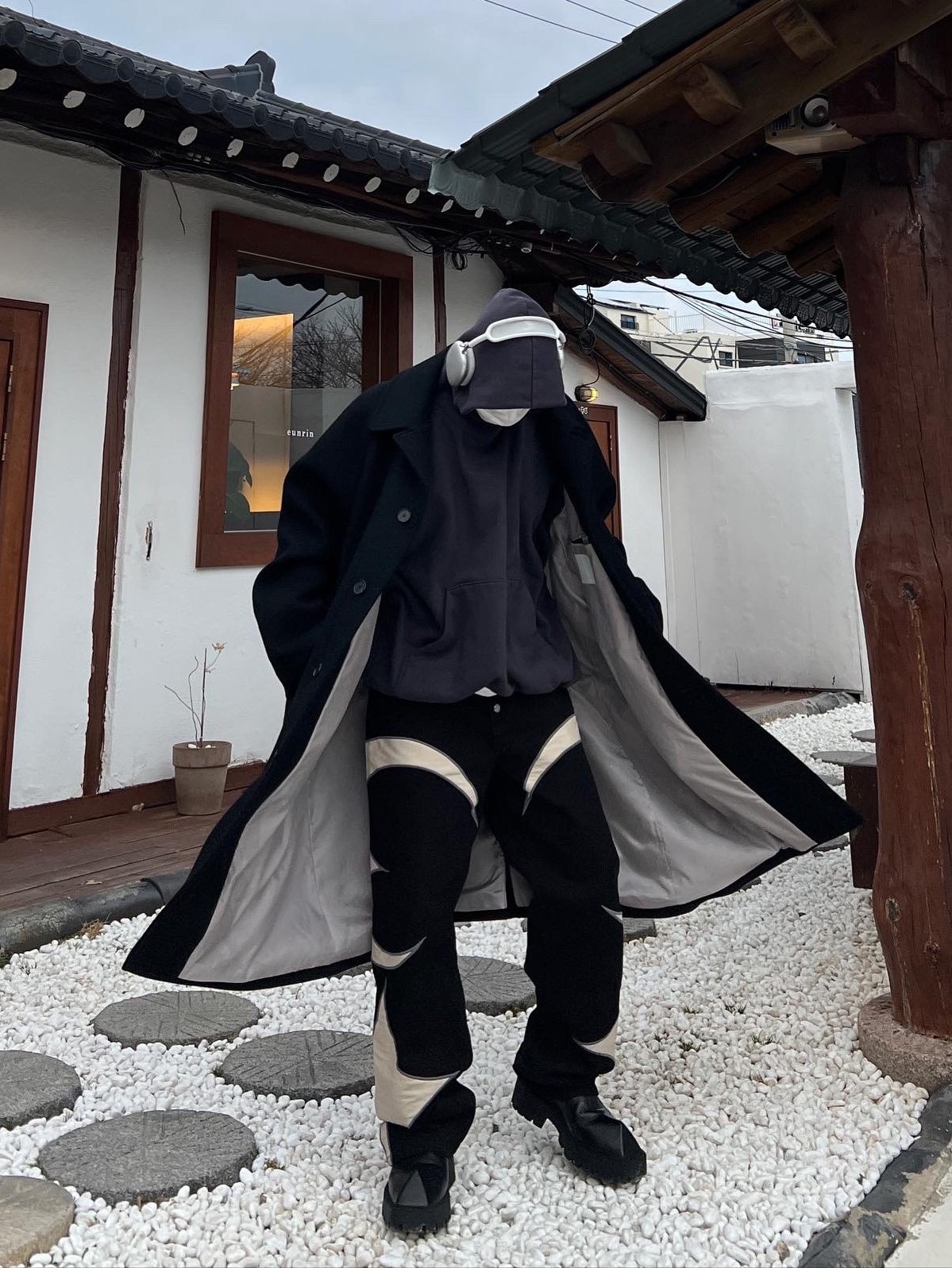 Apple AirPods Max Lightning Silver (Korean Ver.), Yeezy Gap Engineered By Balenciaga Dove Hoodie Dark Grey 착용 스타일