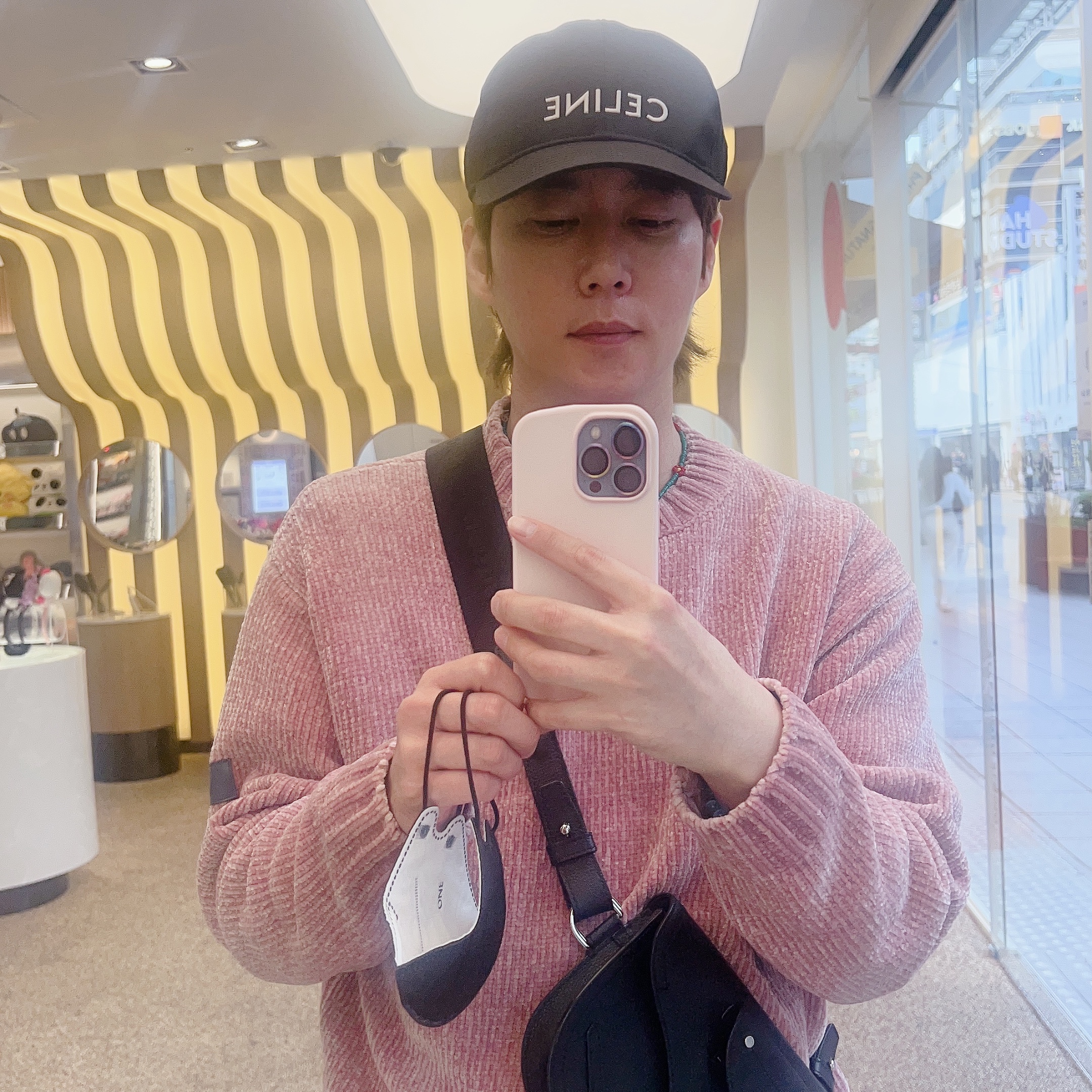 Louis Vuitton LV Trainer Sneakers Bleu Ciel, Celine Baseball Cap in Cotton Black 착용 스타일 - 2