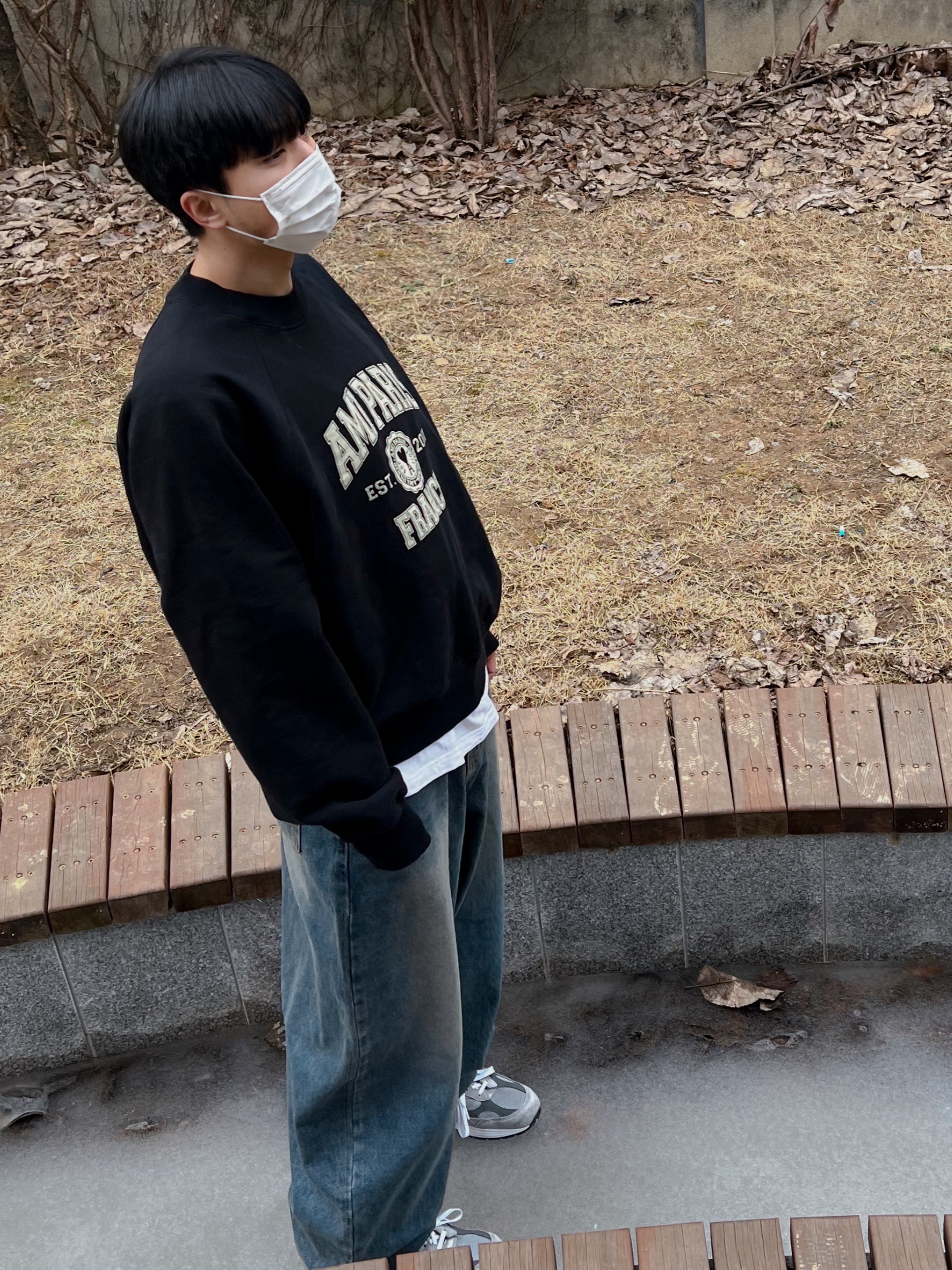 AMI Paris France Sweatshirt Black, New Balance 992 Made in USA Grey - D Standard 착용 스타일