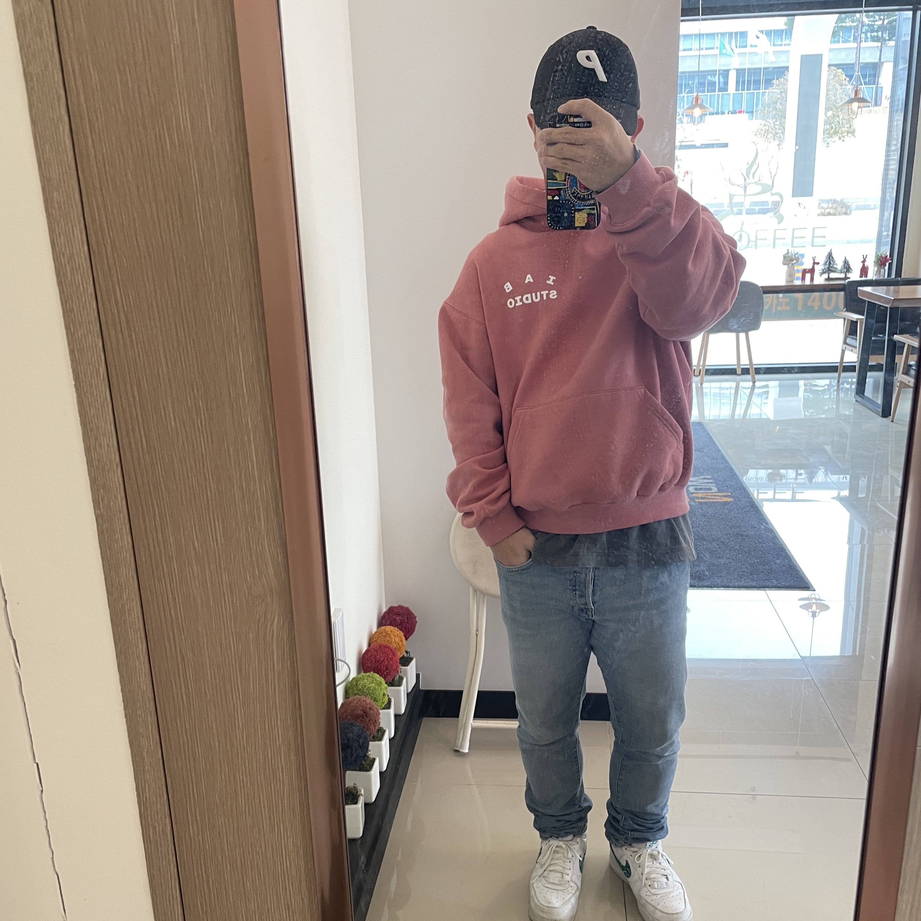 Palace P 6-Panel Black, IAB Studio Pigment Hoodie & Sack Coral 착용 스타일