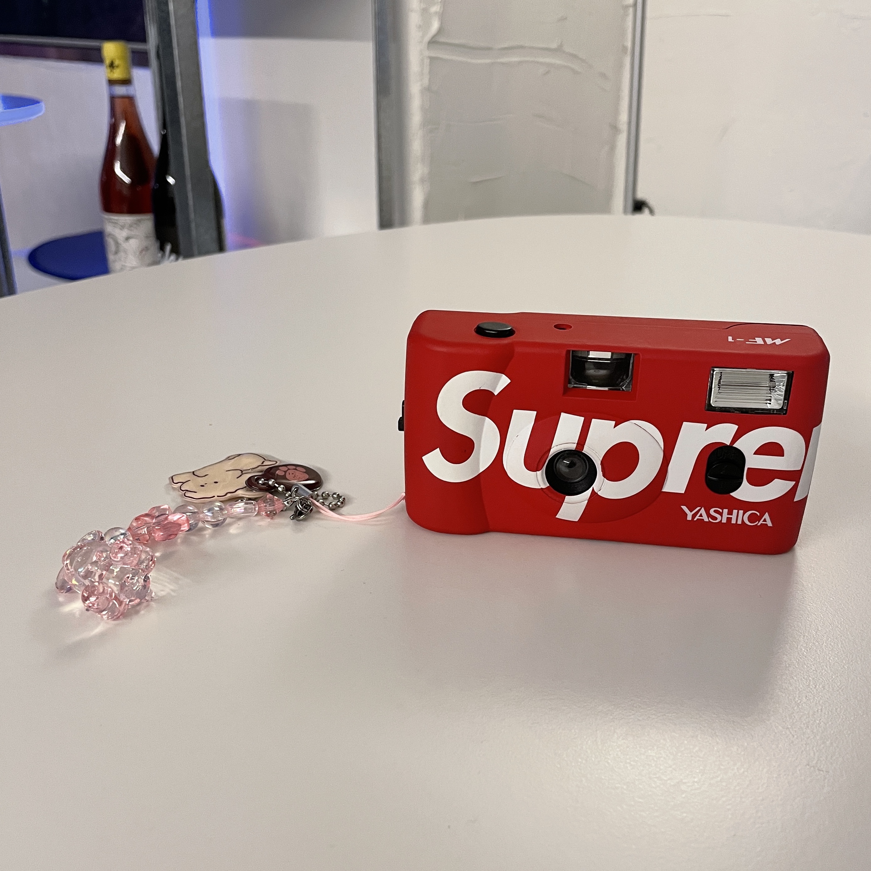 Supreme Yashica MF-1 Camera Red - 21SS 착용 스타일