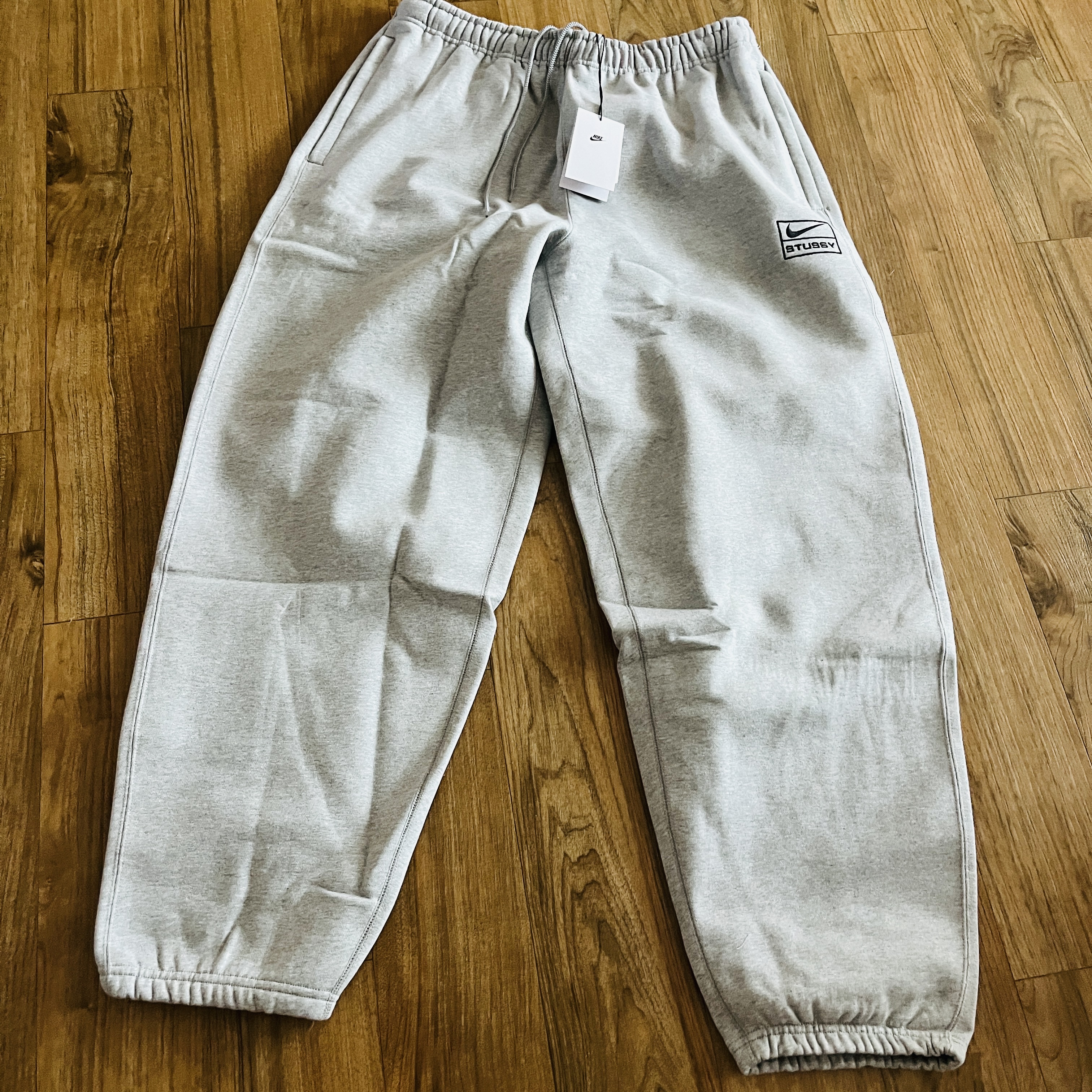 Nike x Stussy NRG Fleece Pants Dark Grey Heather (DO9340-063) 착용 스타일