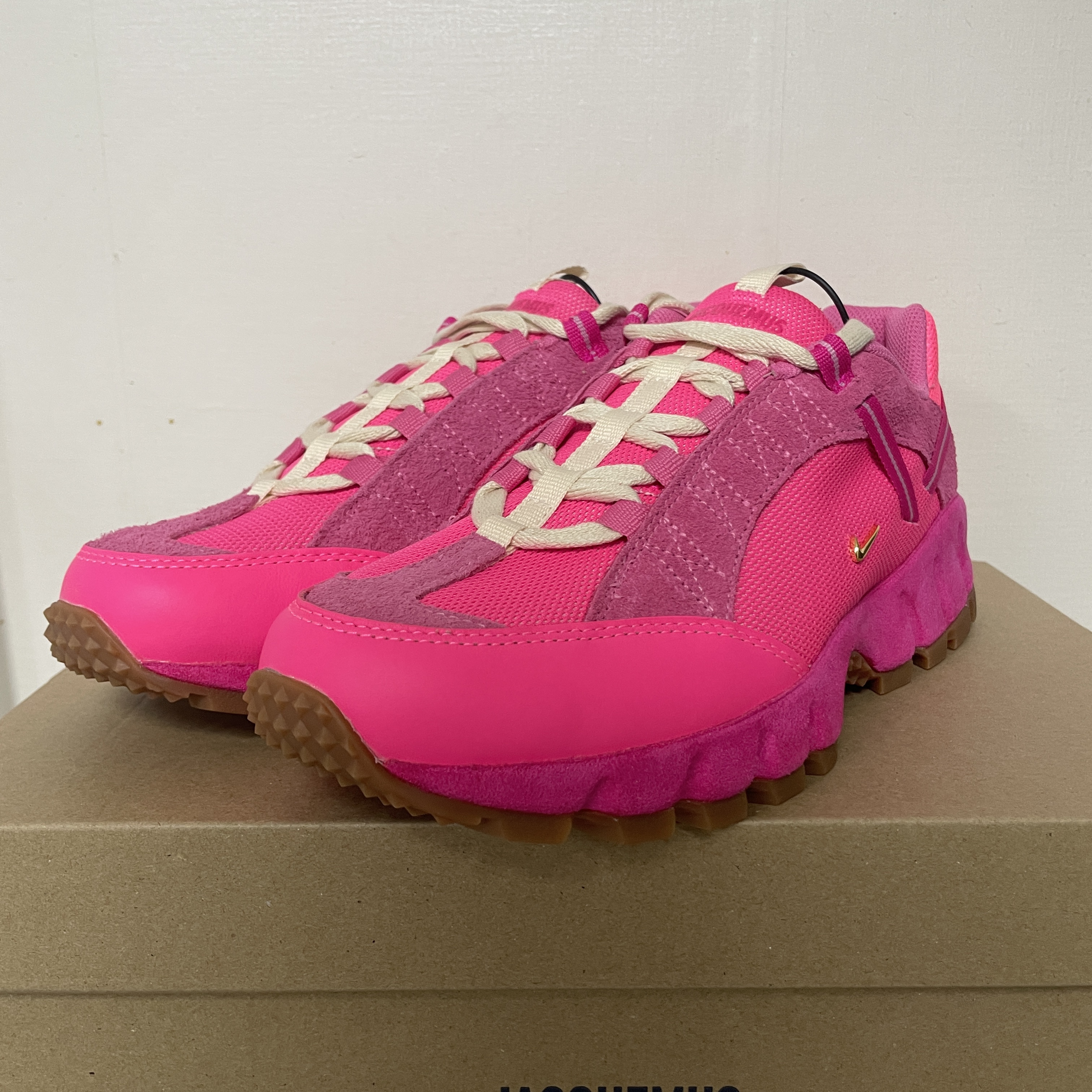 Nike x Jacquemus Air Humara LX Pink Flash 착용 스타일 - 2