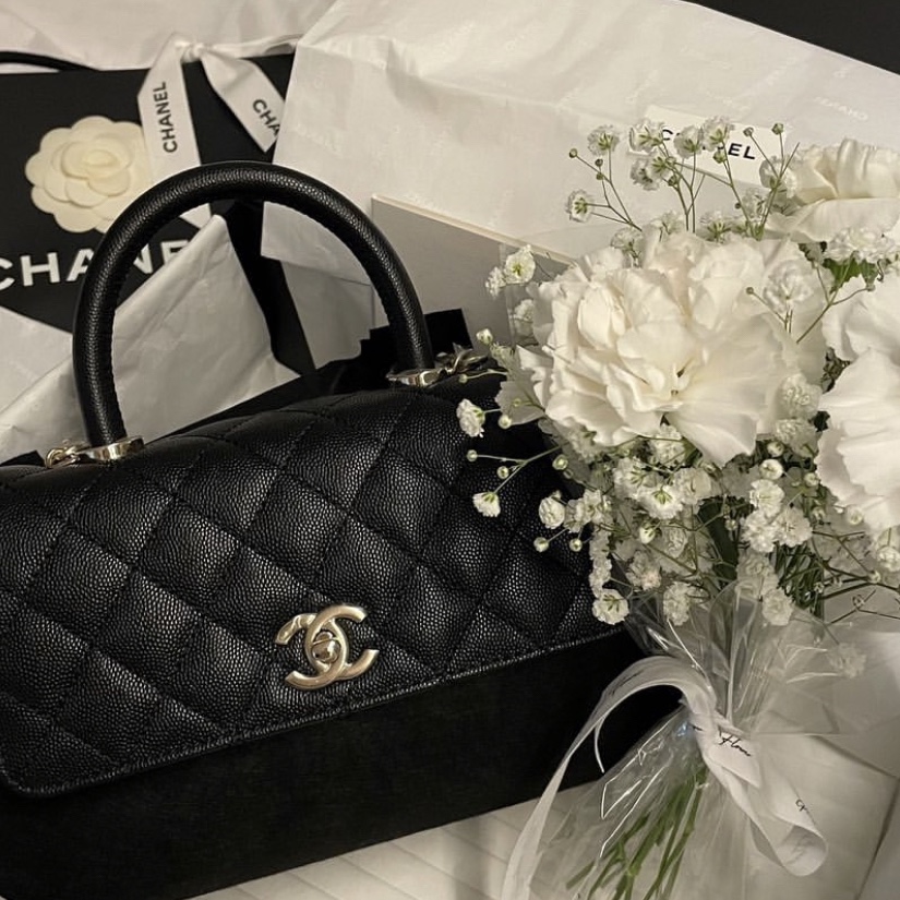 Chanel Flap Bag with Top Handle Grained Calfskin & Gold Black 착용 스타일 - 1
