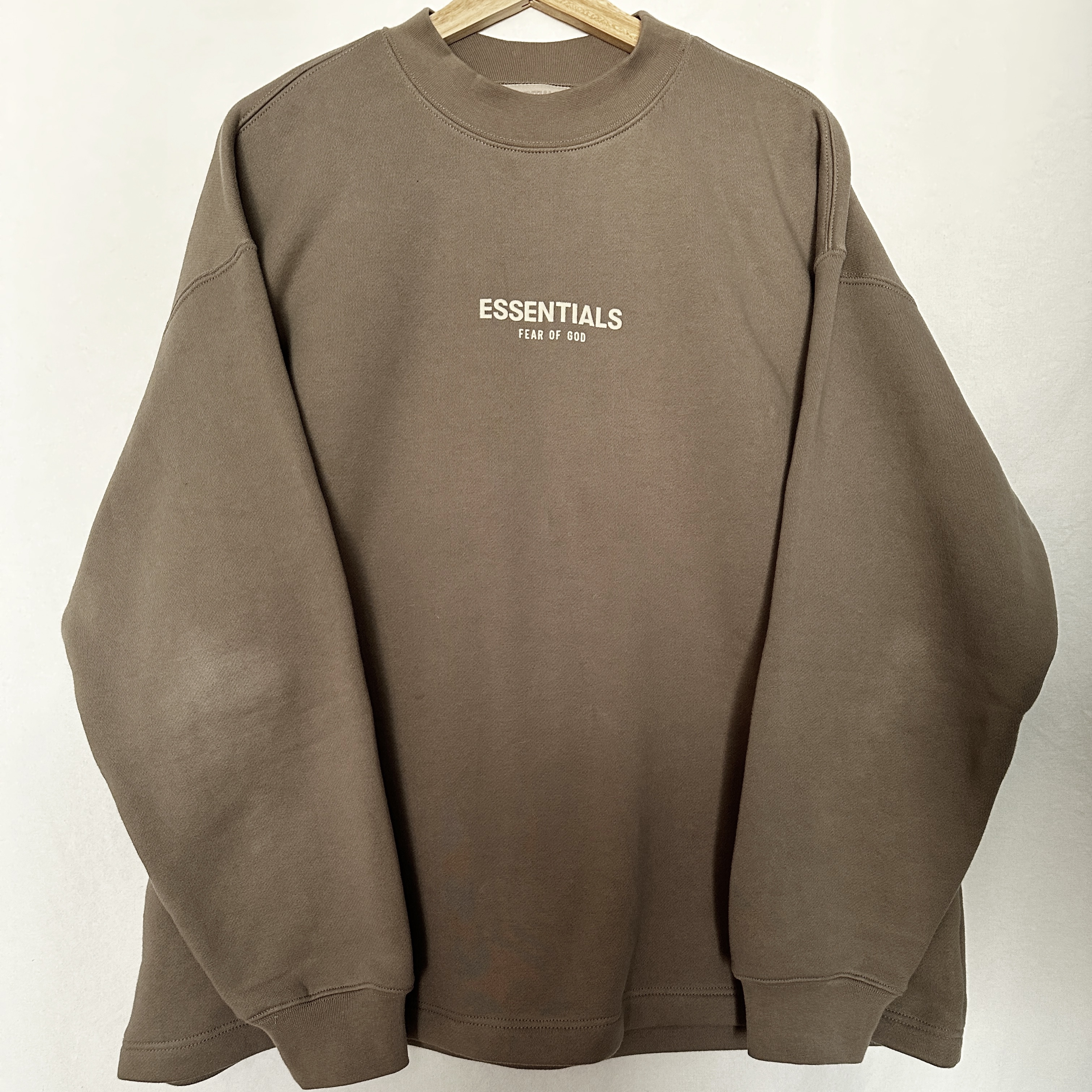 Essentials Relaxed Crewneck Sweatshirt Iron - 22SS, Essentials Relaxed Crewneck Sweatshirt Desert Taupe - 22SS 착용 스타일 - 2
