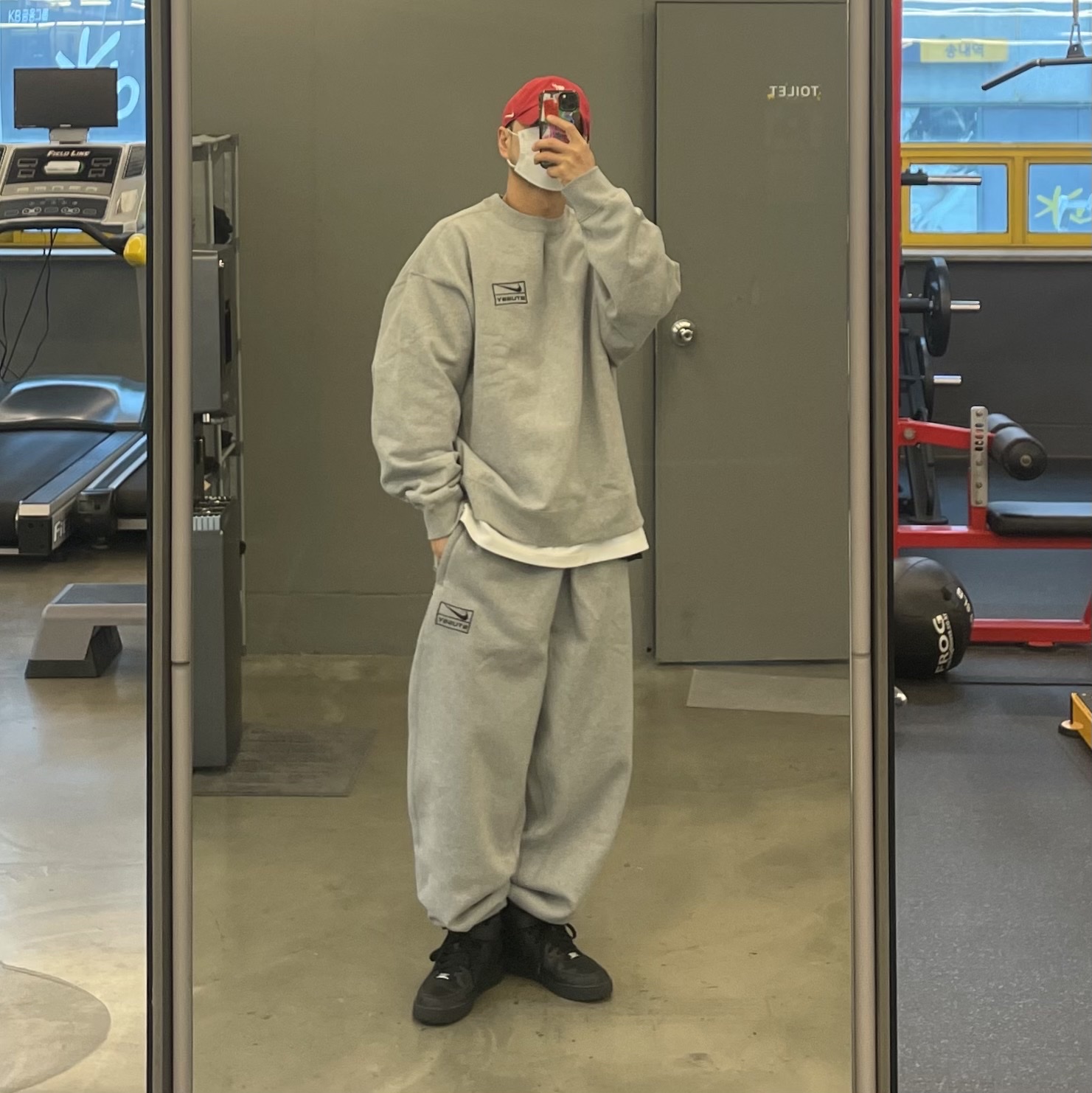 Nike x Stussy NRG Fleece Pants Dark Grey Heather (DO9340-063), Nike x Stussy NRG Fleece Crewneck Dark Grey Heather (DO9337-063) 착용 스타일
