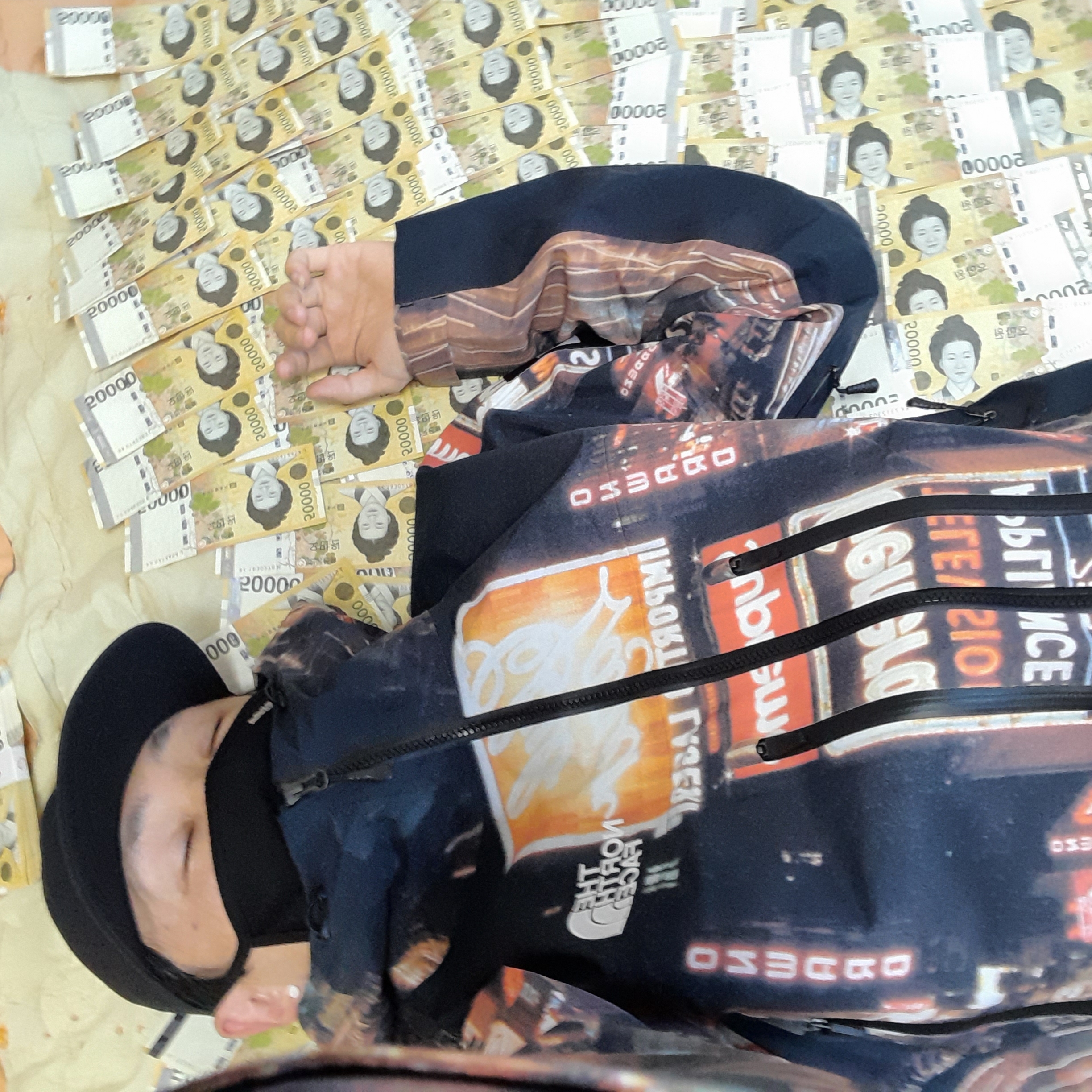 Supreme x The North Face Taped Seam Shell Jacket Times Square - 22FW 착용 스타일 - 2