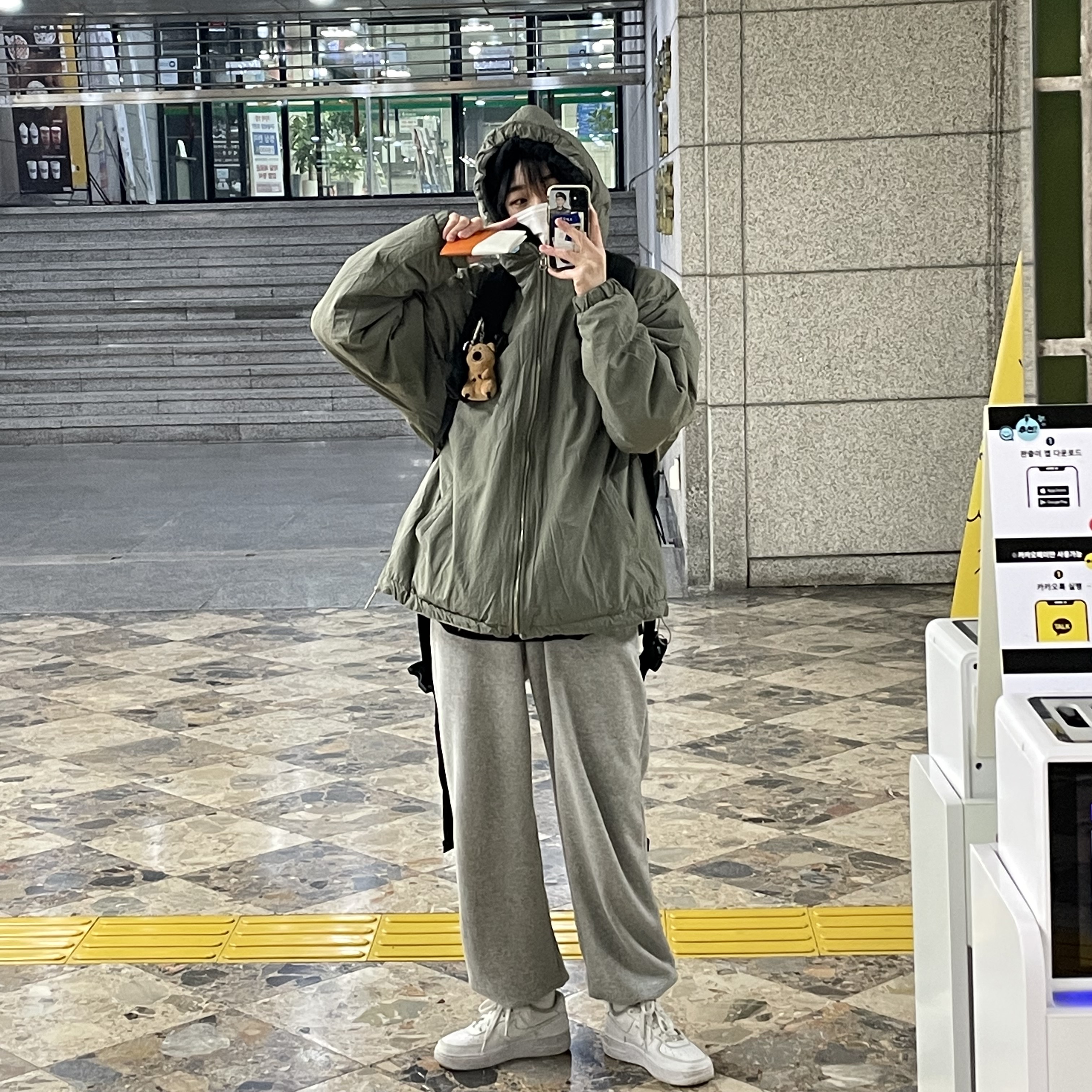 Nike Air Force 1 '07 Low White, Casetify x Ader Error Sketch Impact iPhone Case 착용 스타일