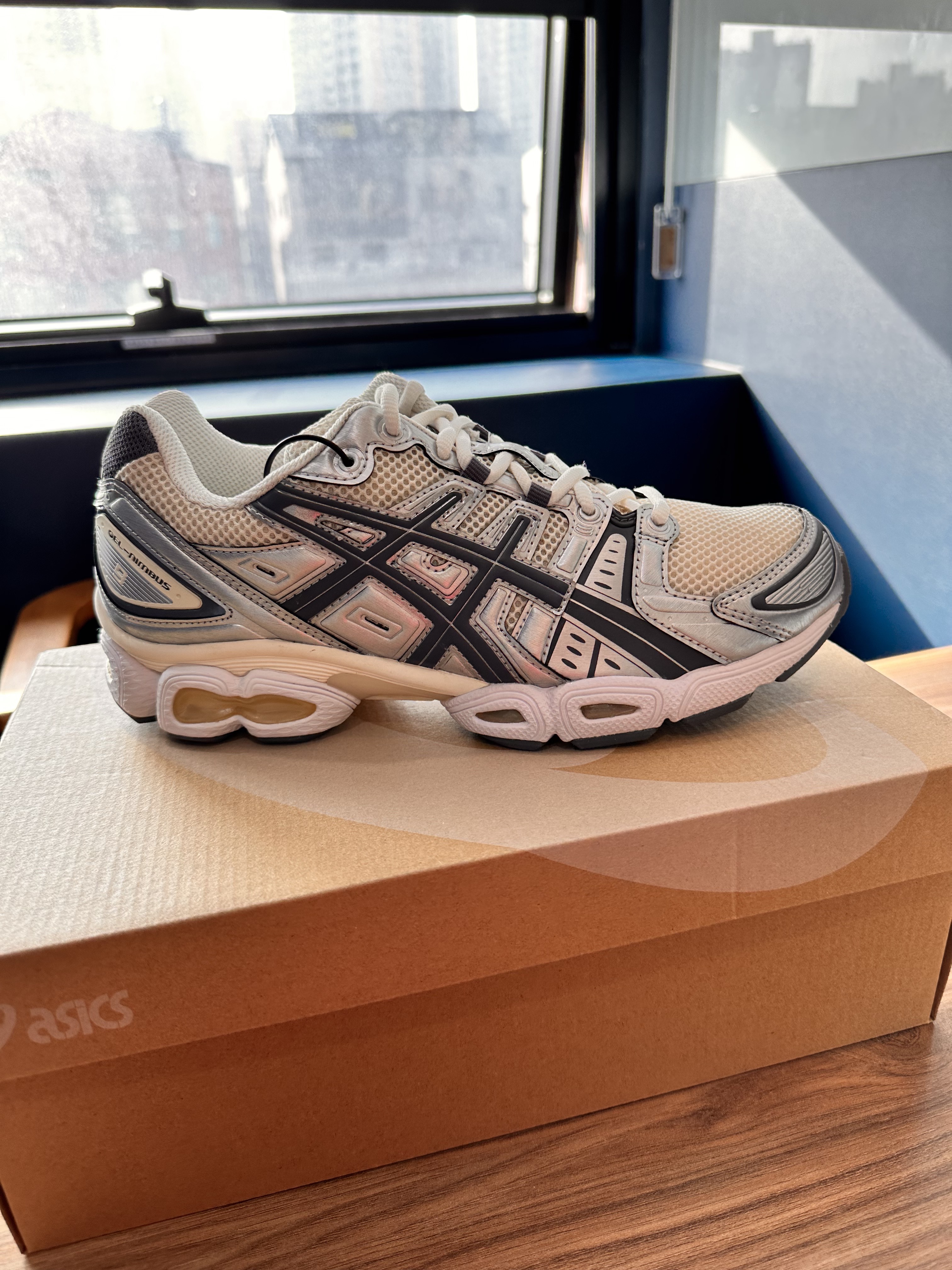 Asics Gel-Nimbus 9 Pure Silver Metropolis 착용 스타일 - 2