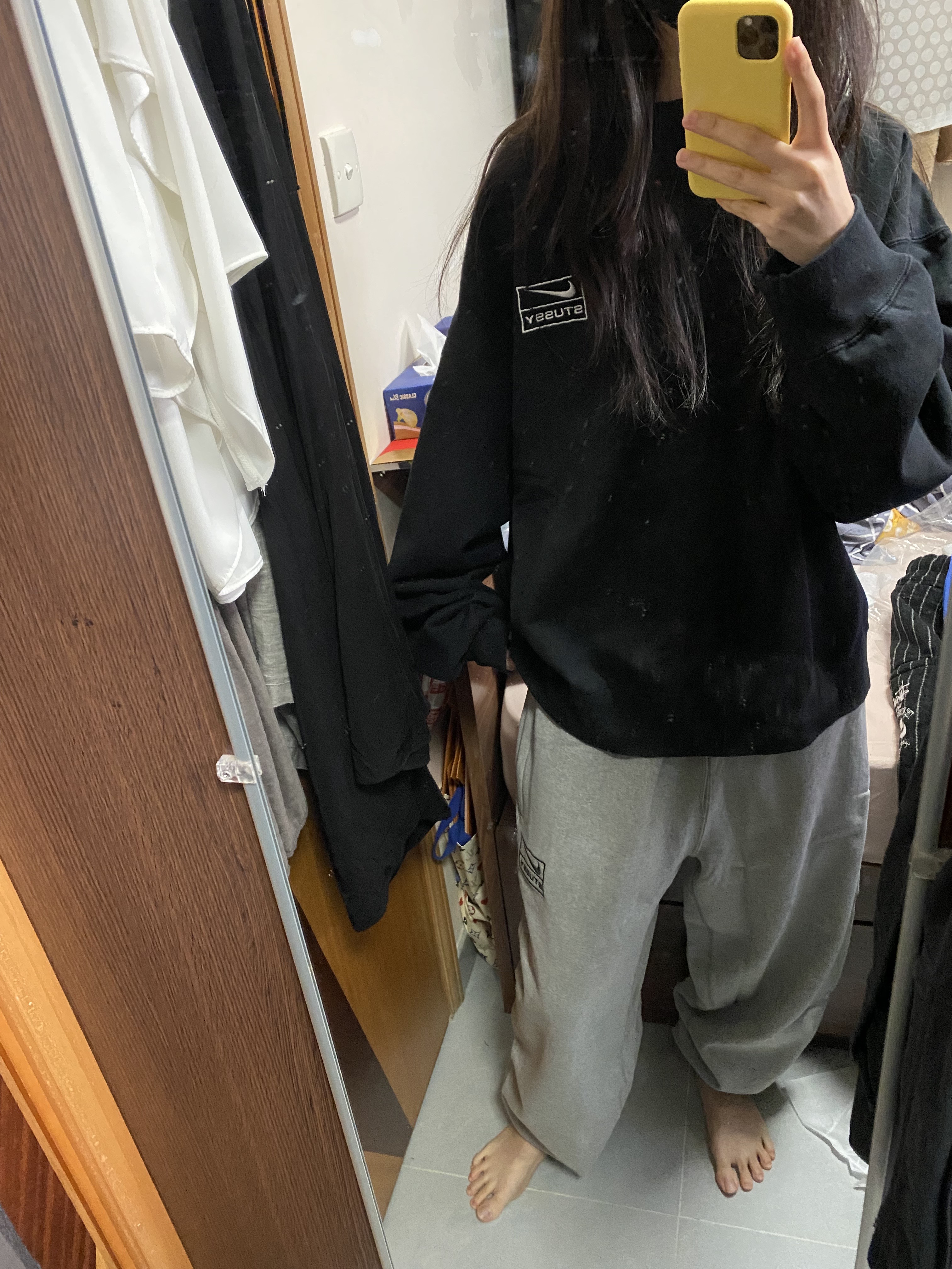 Nike x Stussy NRG Washed Fleece Crewneck Black (DO5310-010), Nike x Stussy NRG Fleece Pants Dark Grey Heather (DO9340-063) 착용 스타일