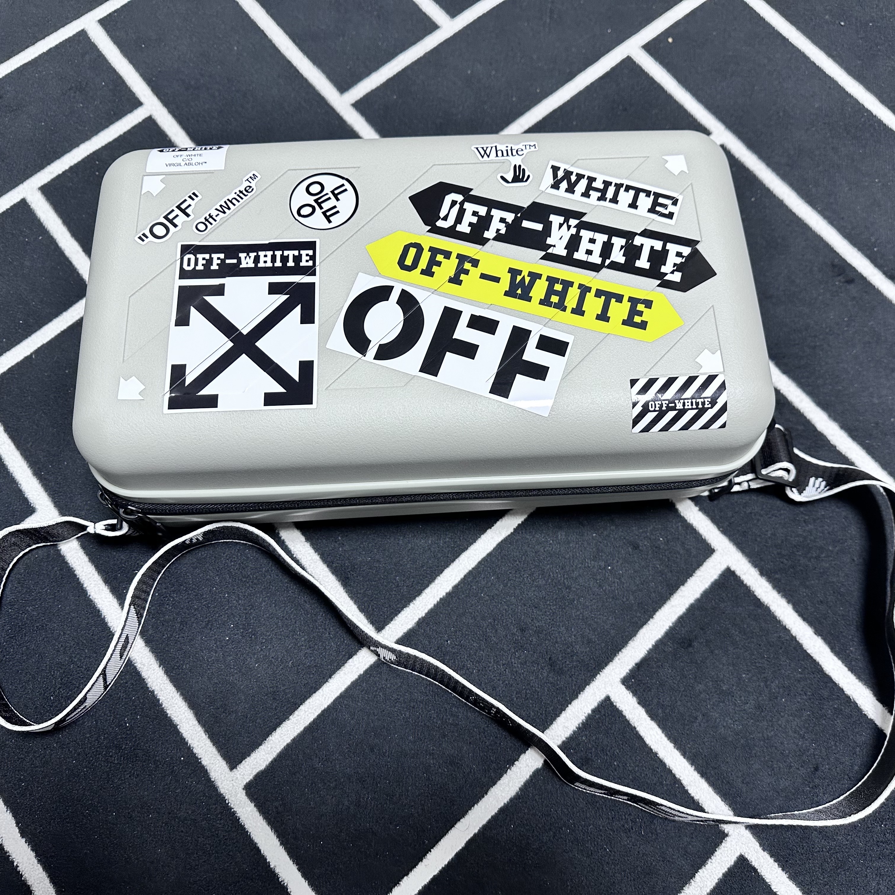 Off-White x Amore Pacific Protection Box (Without Cosmetics) 착용 스타일