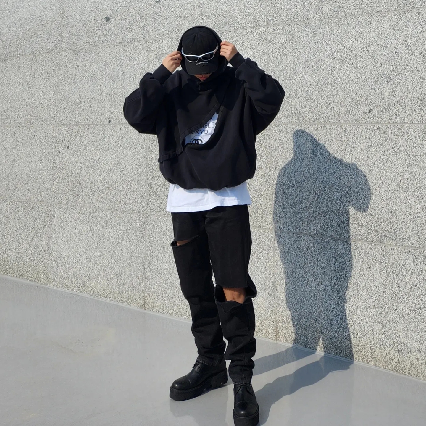 Nonnod x Shinsegae BAYC #8446 2-Piece Cropped Hoodie Washed Black, Stussy World Tour LS T-Shirt White 착용 스타일 - 1