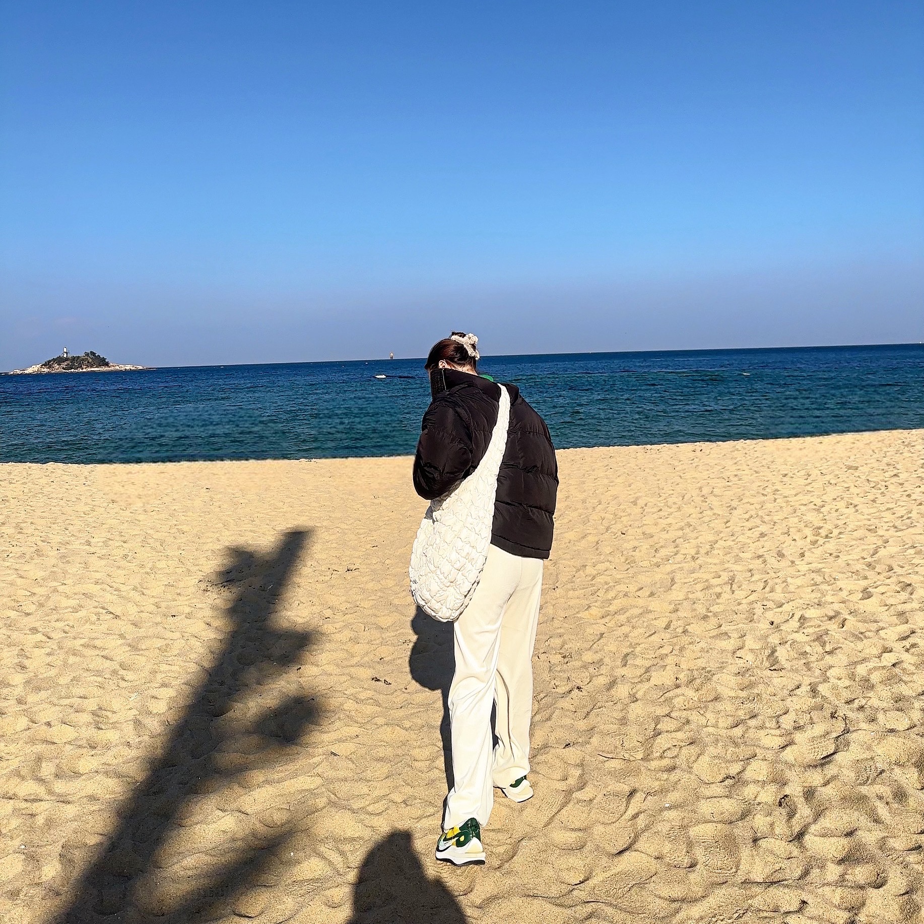 COS Quilted Oversized Shoulder Bag Off White Light Beige, Nike x Sacai VaporWaffle Tour Yellow & Gorge Green Sail 착용 스타일 - 3