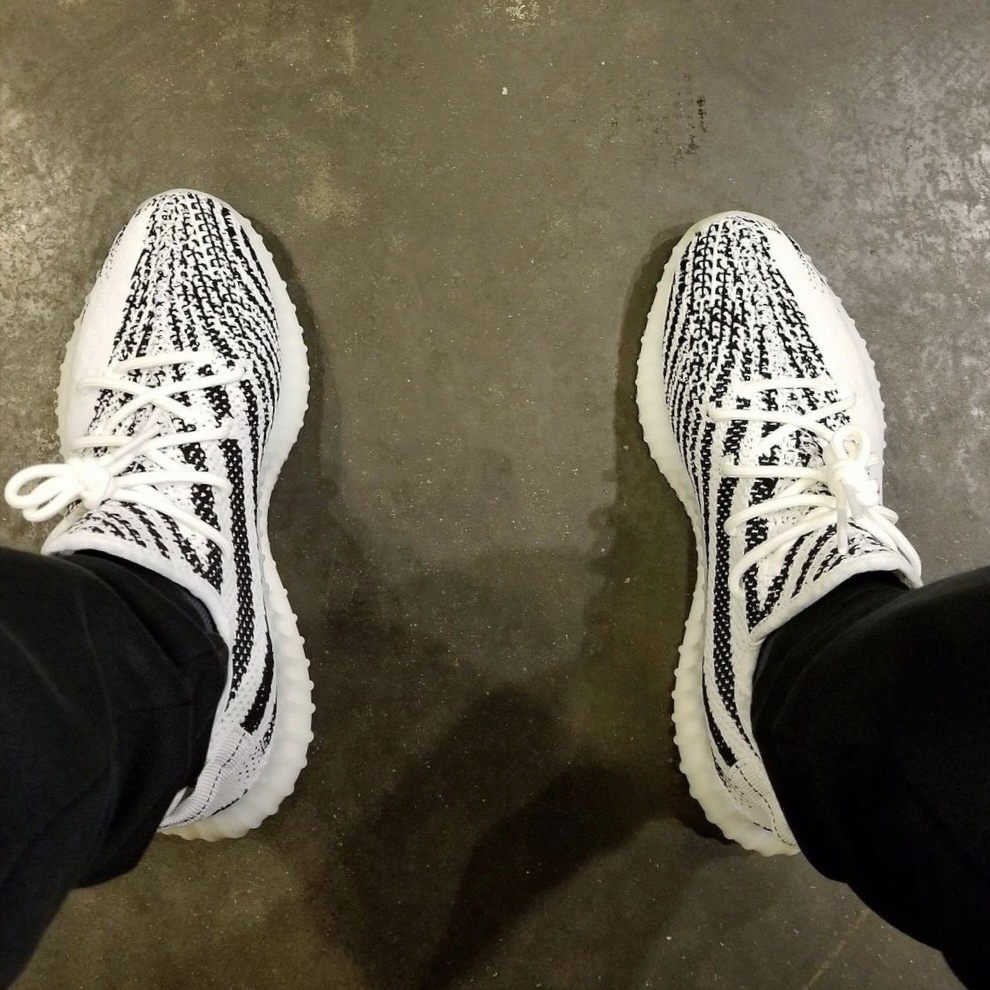 Adidas Yeezy Boost 350 V2 Zebra 2022/2023 착용 스타일