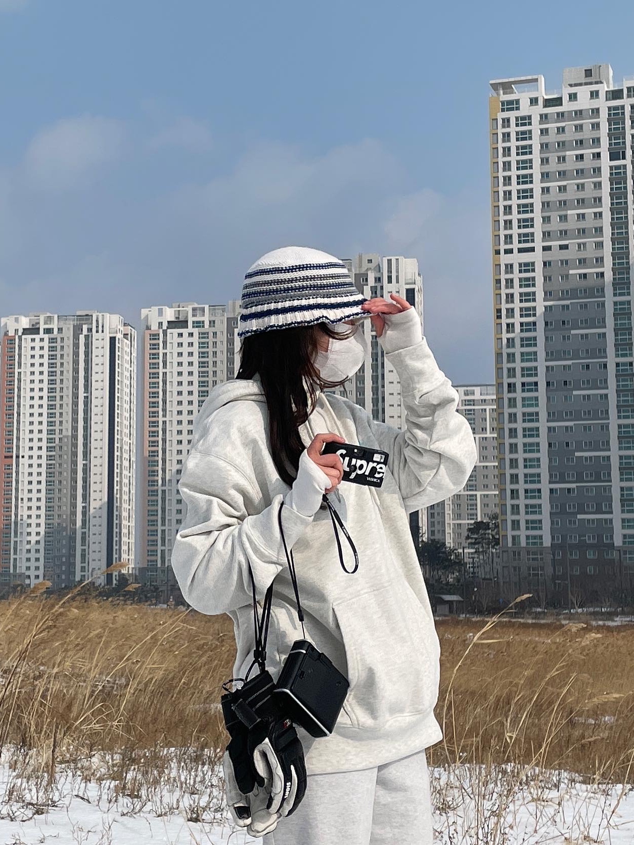 Palace Tri-Chenille Hood Light Grey Marl - 21FW, Palace Stripy Knitted Bucket Hat Black - 21SS 착용 스타일 - 3