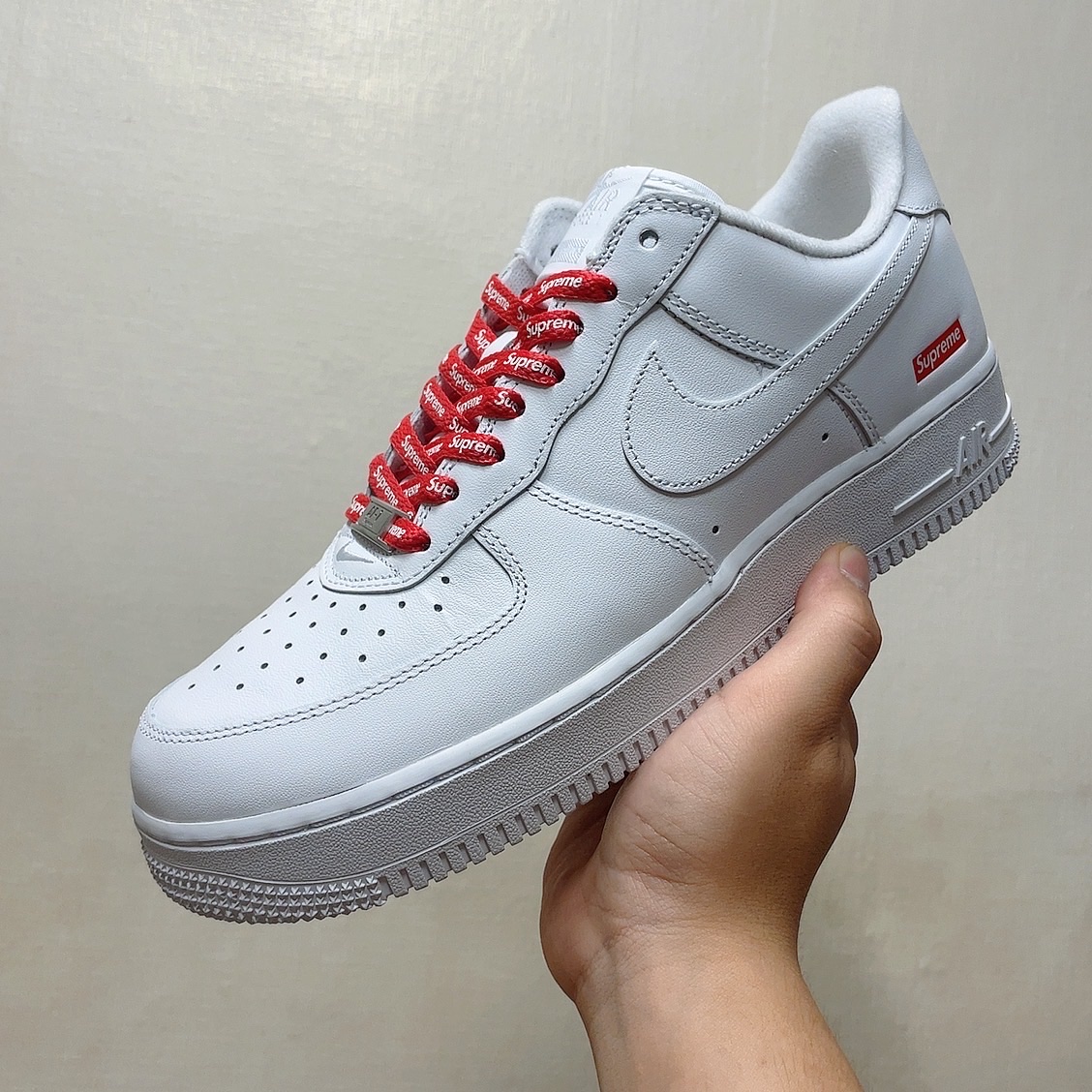Nike x Supreme Air Force 1 Low White 착용 스타일