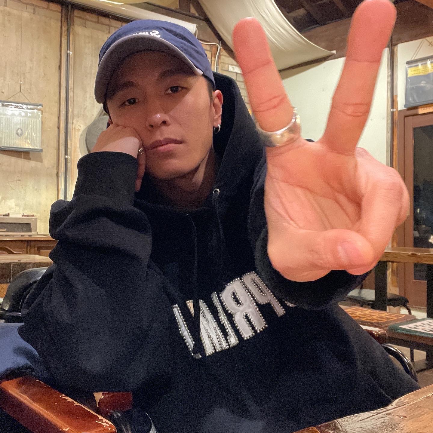 Supreme Pearl Logo Hooded Sweatshirt Black - 21FW, Supreme Waxed Cotton Camp Cap Navy - 21FW 착용 스타일 - 5