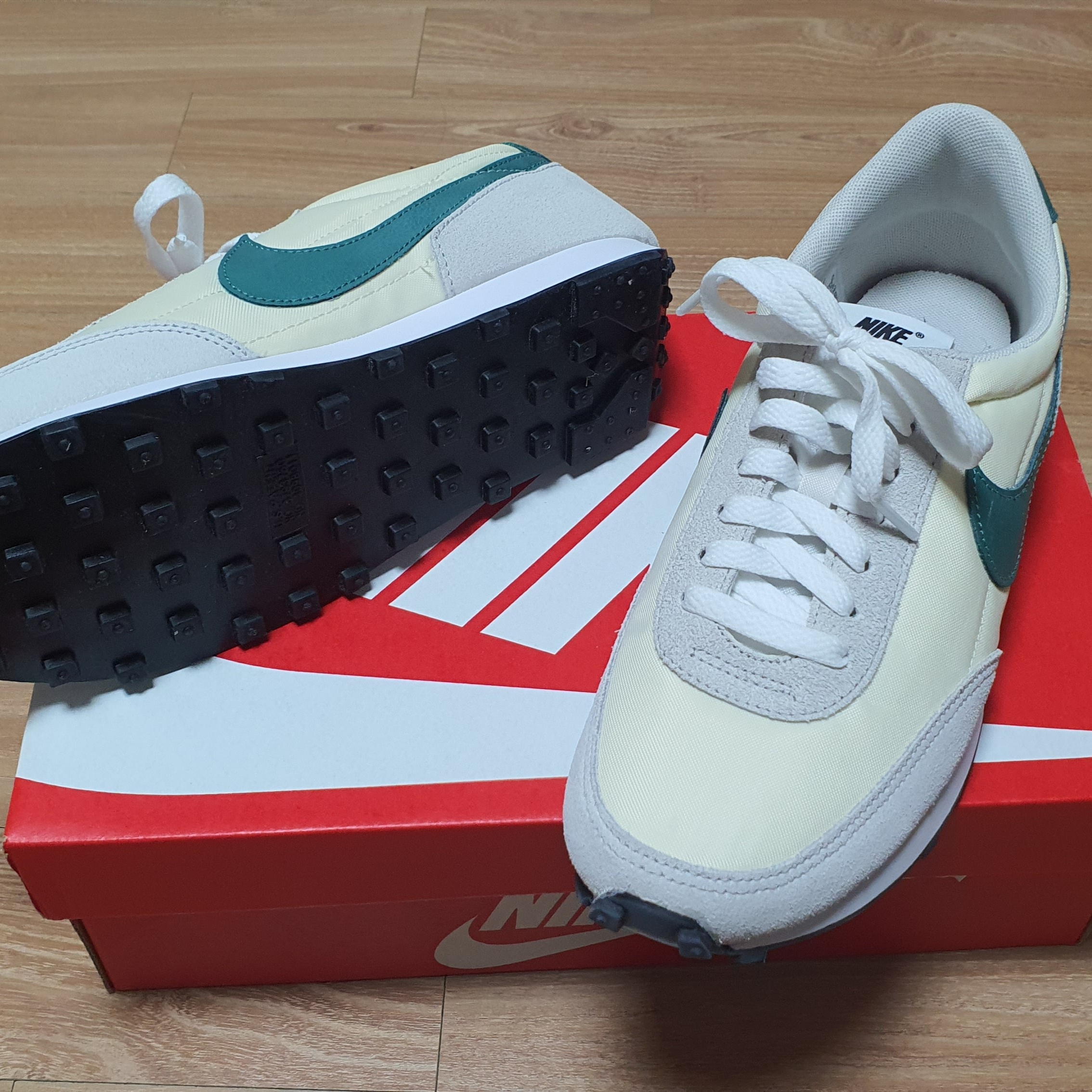 (W) Nike Daybreak Coconut Milk Green 착용 스타일 - 5