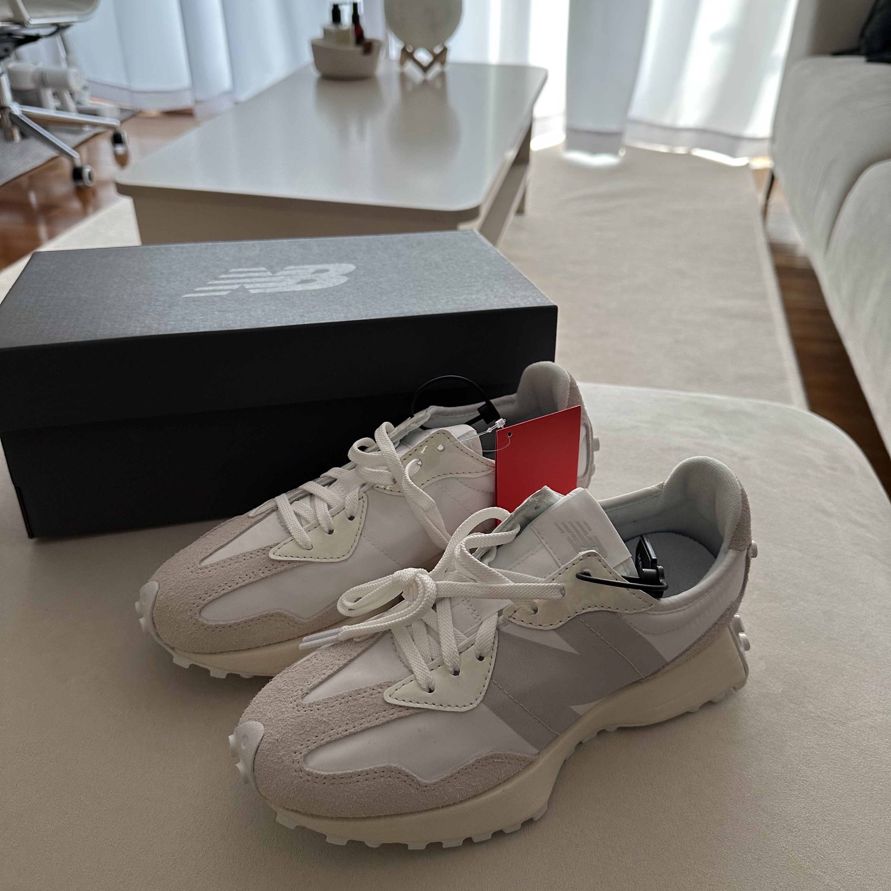 (W) New Balance 327 White Moonbeam 착용 스타일 - 2